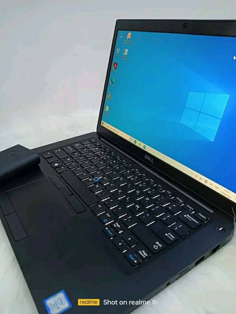 لابتوب Dell سوبر سلم الجيل الثامن  للبيع
المعالج core i5 الجيل الثامن 
رام 8 كيكا DDR4
هارد 256 كيكا SSD
كرت الشاشه Intel Uhd حجم 4 كيكا
الشاشه حجم 14 انج ضد التوهج 
كيبورد ضوئي   
باتري ليثيوم 6 خلايا  شحن سريع 65 واط والباطرية ممتازة 
كامره دقة hd 
 منفذ تايب سي و رام  وhdmi وسيم كرت وباقي المنافذ   الحاسبه كلش نضيفه وحلوه
السعر 260
رقم الهاتف ***********
