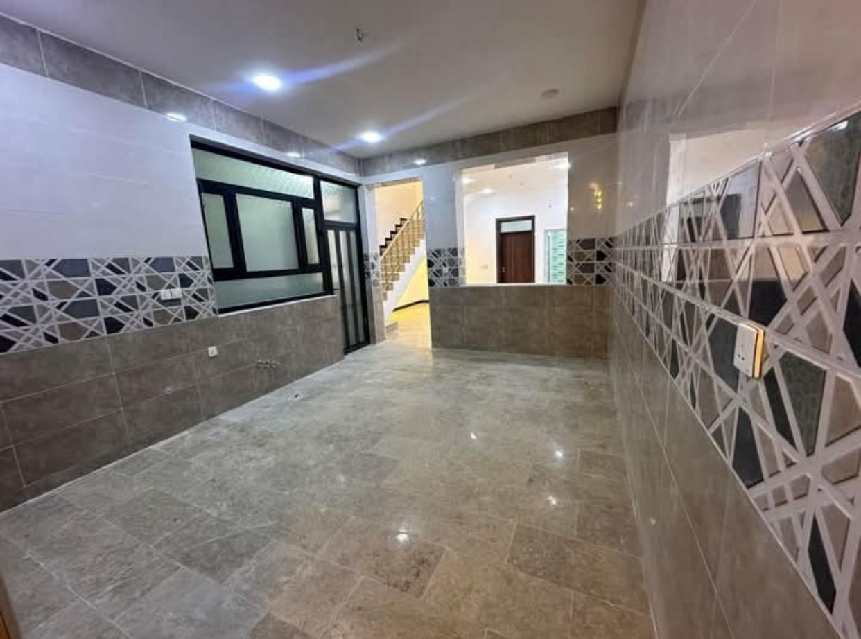 للبيع منزل حديث مساحه ١٥٠ متر طابو ملك صرف وياه هدايه والسعر مناسب جدا واجهه ٦ نزال 25 
ط الارضي/استقبال +حمام ضيوف+مطبخ+صاله داخلية+غرفه +حمام
ط الثاني /غرفه نوم عدد 4 +حمام عدد 4
العنوان /بغداد - #حي_الجهاد - ديوان المخابرات 
للاستفسار الاتصال  *********** م
