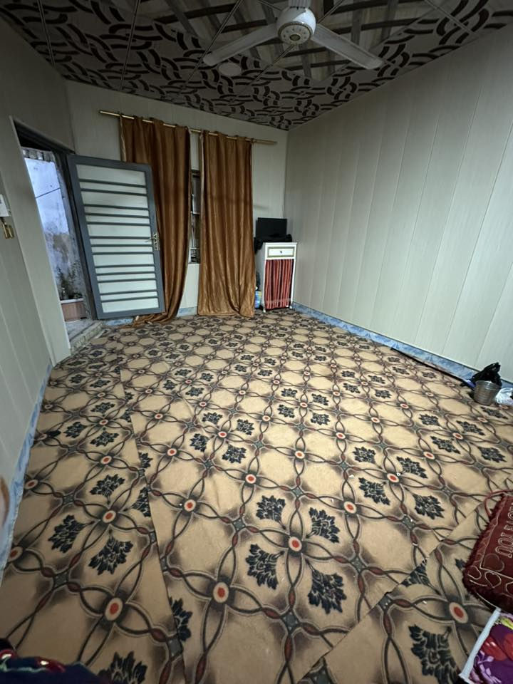 السلام عليكم 
بيت للبيع في منطقه الـ معالي قرب الحولي  قريب مدرسه الخلود مساحه 125 متر مشمول بتطويب 
يتكون من غرفه وحمامات  ومطبخ وصاله واستقبال سطح شتايكر بناء بلوك السعر 15مع المجال 
للاستفسار اكثر ***********
