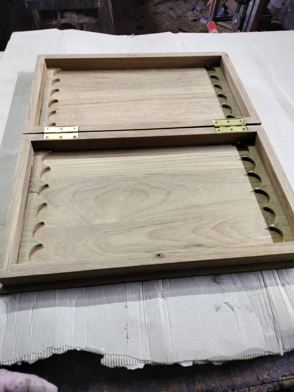 من رخصت الادمن طاولي شغل يدوي عراقي صاج ميه بالميه السعر ٧٥ الف مكاني بغداد للتواصل *********** يوجد واتساب
