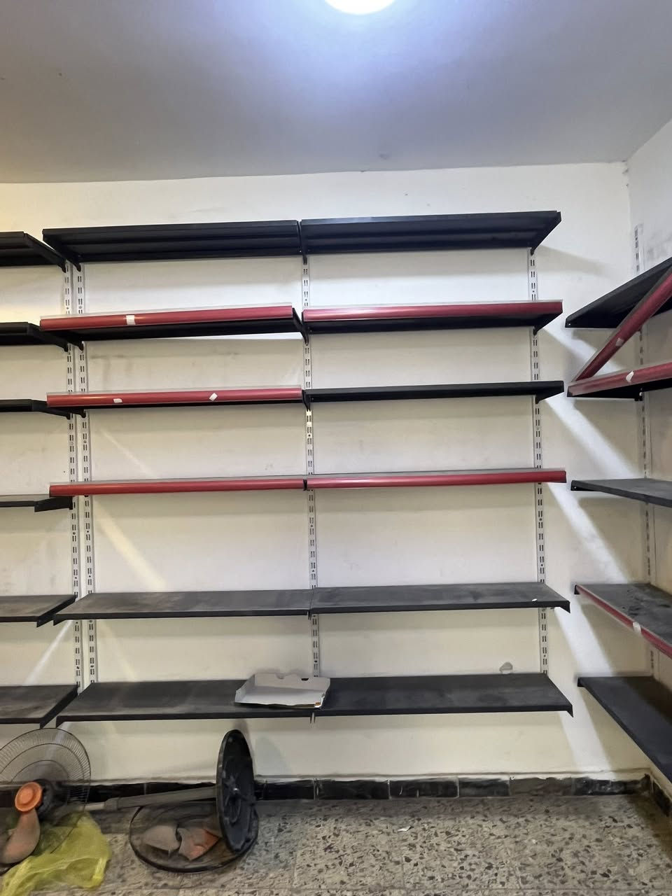 السلام عليكم رفوف تعليك للبيع جدد أنصاف حيل مفصلهن تفصال سعر متر 35 عدد 13متر  الي يحب يستفسر *********** واتساب
