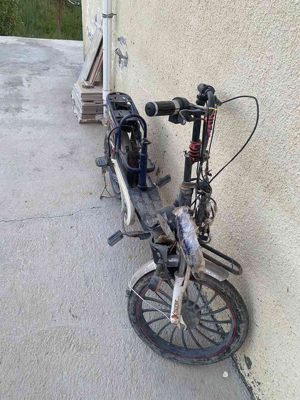 السلام عليكم 
موطور شحن يرادله عقل شحانه ويه بطاريات جديده ماصار شهر من اخذتهم قيم بما يرضي الله متواجد ***********
