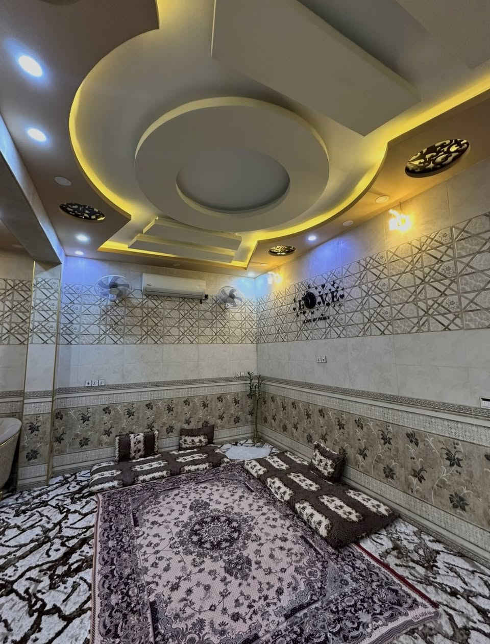 يالله اللهم صل على محمد وال محمد
***********
دار للبيع 100 متر طابقين بناء طابوك جمهوري 
يتكون من أربع غرف نوم واستقبال وصالة ومطبخ وصحيات العنوان مقابيل مستشفى الكفيل خلف منتجع احمد الشبلاوي 
50 متر عن سايدين مستشفى الكفيل 
طابو زراعي سند 25 إقرار محكمة
خدمات مي مجاري تبليط كهرباء امداور نفس اليوم 
يصلح سكن أو حسينية للزوار
