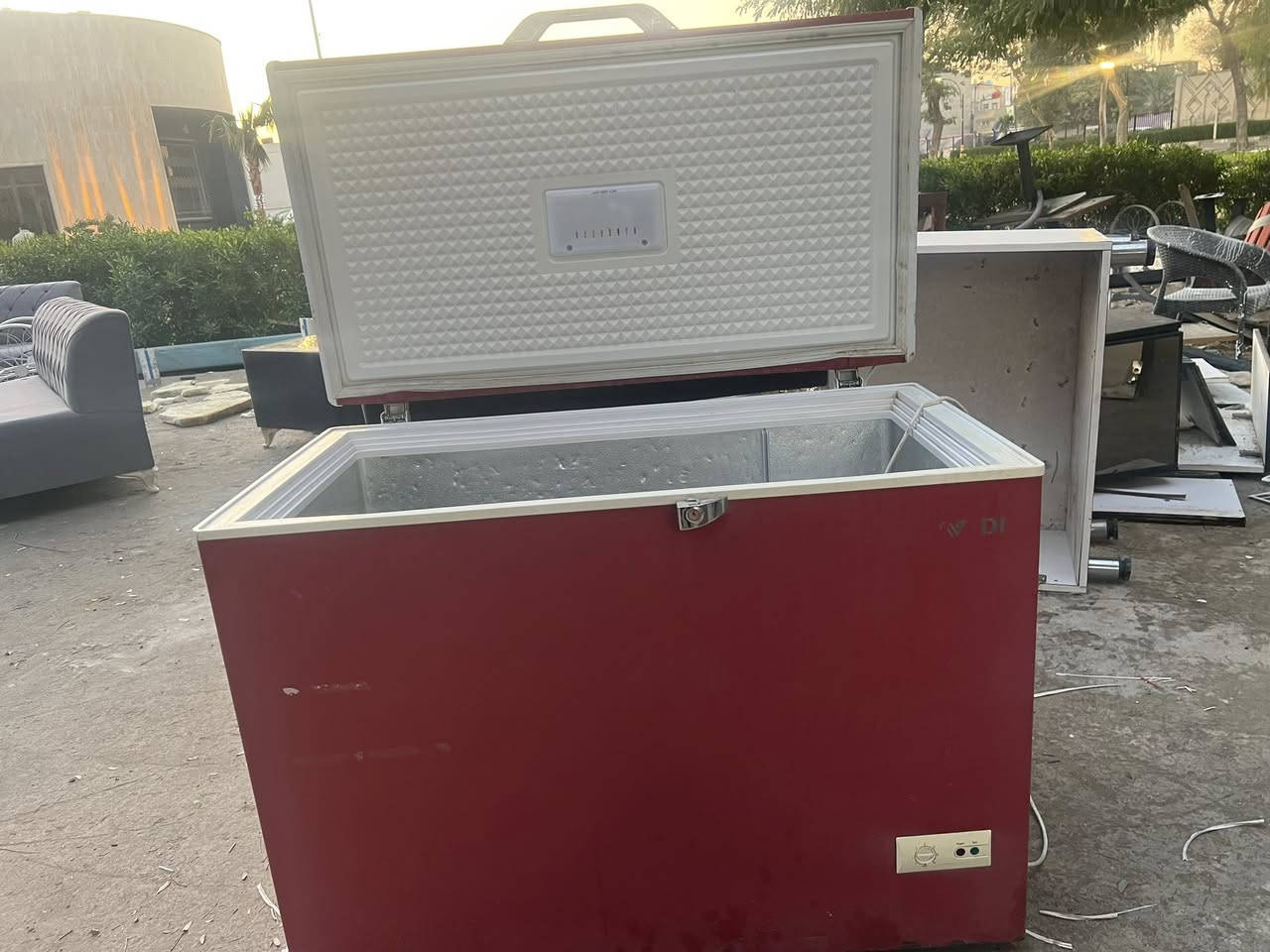 خم قنفات للبيع 
الي يريدهن هسه يجي ياخذهن 
جدد ونظيفات 
واكو اغراض مطبخ 
وسبالت 
وحديد 

واكو بيهن متضررات ذني عوفوهن 

الاعظميه / مطعم الف ليلة وليله 
ساحه الدلال
***********
