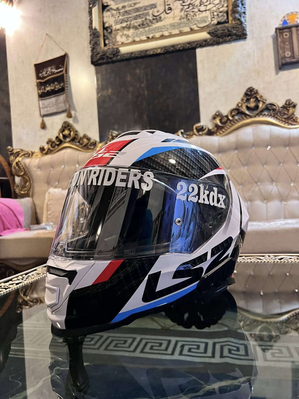 سلام عليكم 
خوذه LS2
غنيه عن التعريف 
خوذه مصنوعه من كاربون حقيقي
 والياف الزجاج 
خوذه جديده مستخدمه قليل 
سعرها 350 وبيها مجال 
توصيل موجود 
***********
