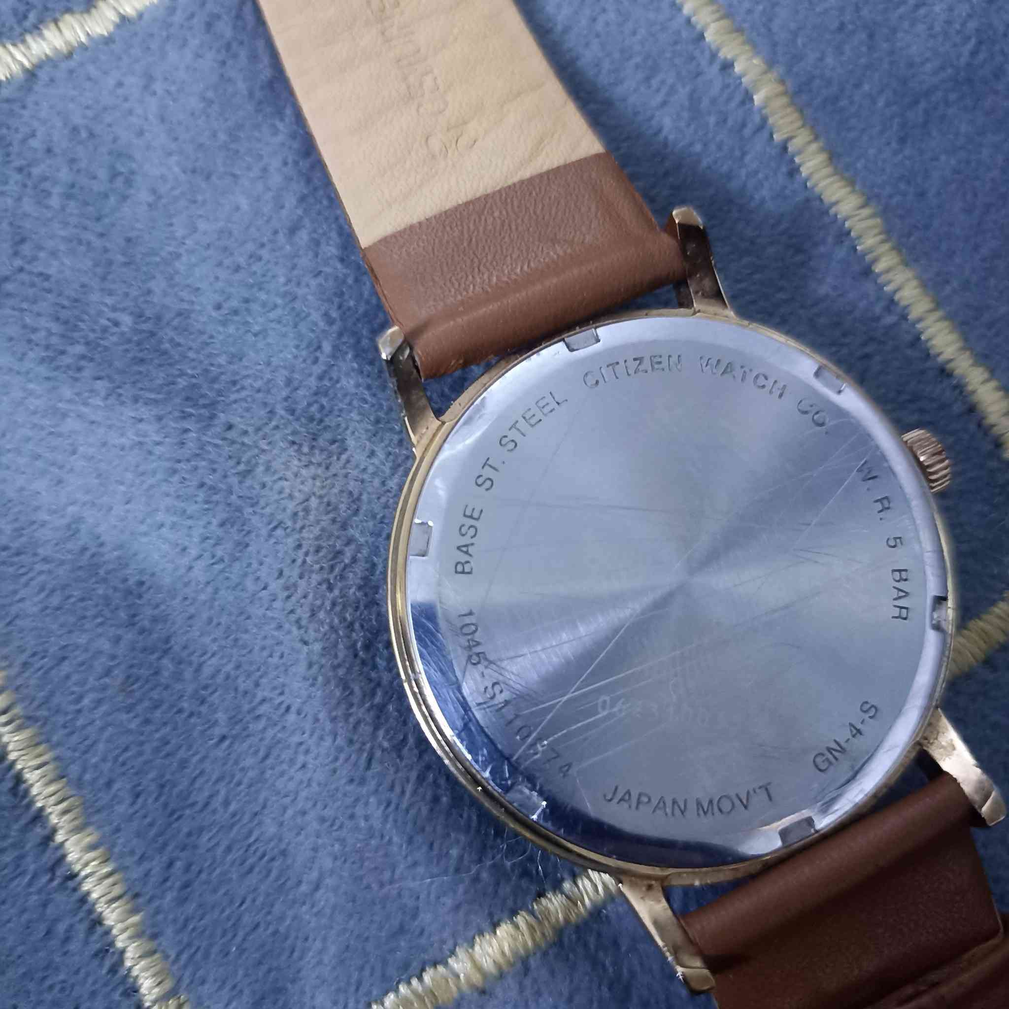 للبيع ساعة سيتيزن (Citizen) موديل BE9173-07X الرجالية، بتصميم كلاسيكي فاخر
الهيكل ستانلس ستيل مطلي باللون الذهبي الوردي

السير جلد طبيعي بلون بني اصلي مختم 

أصدرت عام 1990 يونيو

والرقم التسلسلي موجود

ماكنه كوارتز مامفتوحه اصليه 

السعر أعلى سعر ابيع

التواصل ***********
