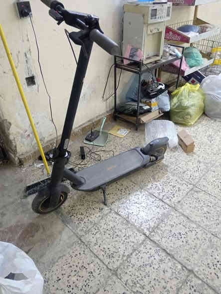 المحرك: ‎450 واط ‎(قدرة الذروة ≈ 600–700 واط)  ￼
• السرعة القصوى (مقيدة): ‎25 كم/س. وقد ‎تصل تقريباً إلى ‎30-32 كم/س إذا تم “فتح القيد” (حسب بعض المصادر)  ￼
 • مدى السير (بطارية مشحونة بالكامل): حتى ‎65 كم في الشحنة الواحدة.  ￼
 • الوزن الصافي للسكوتر: ‎24.4 كغ تقريباً.  ￼
 • الحمولة القصوى المسموح بها: ‎120 كغ تقريباً.  ￼

🛞 ميزات راحة وثبات
 • نظام تعليق “ثلاثي” — مع وصولات تعليق أمامية وخلفية (spring suspension) — مما يحسن من نعومة الركوب خاصة على طرق غير ملساء.  ￼
 • إطارات “10 بوصة” مقاومة للثقب (self-sealing tubeless tyres) — تعزز المتانة وتقلل من احتمالات الثقوب.  ￼
 • مقاومة للماء بدرجة ‎IPX5 — تعني أنه يتحمل المطر الخفيف أو البرك إذا كانت الظروف معتدلة.  ￼

📱 وظائف إضافية
 • قابل للطي — سهل التخزين والحمل.  ￼
 • إضاءة أمامية + ضوء خلفي (LED) لسلامة القيادة ليلاً.  ￼
 • يمكن الربط بتطبيق الهاتف عبر البلوتوث لمتابعة الإحصائيات وربما ضبط إعدادات — اعتماداً على إصدار السوفت وير/النسخة المتوفرة.

للبيع رقمي ***********
