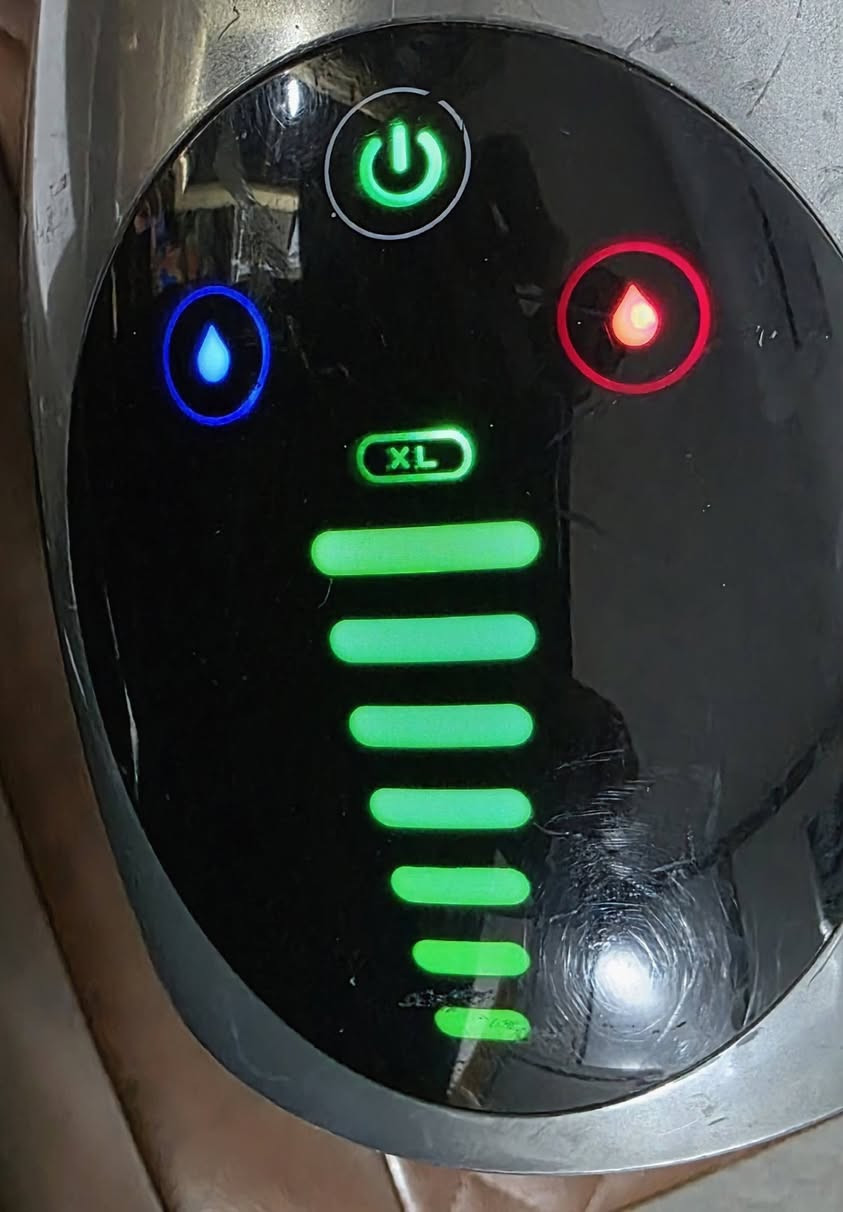 السلام عليكم
مكينة قهوة (كبسولة)  للبيع من شركة DeLonghi  
 مستخدمه شغالة 100% 
المظهر الخارجي غير نظيف (مشخط) 

أريدها ب60,000 

***********
