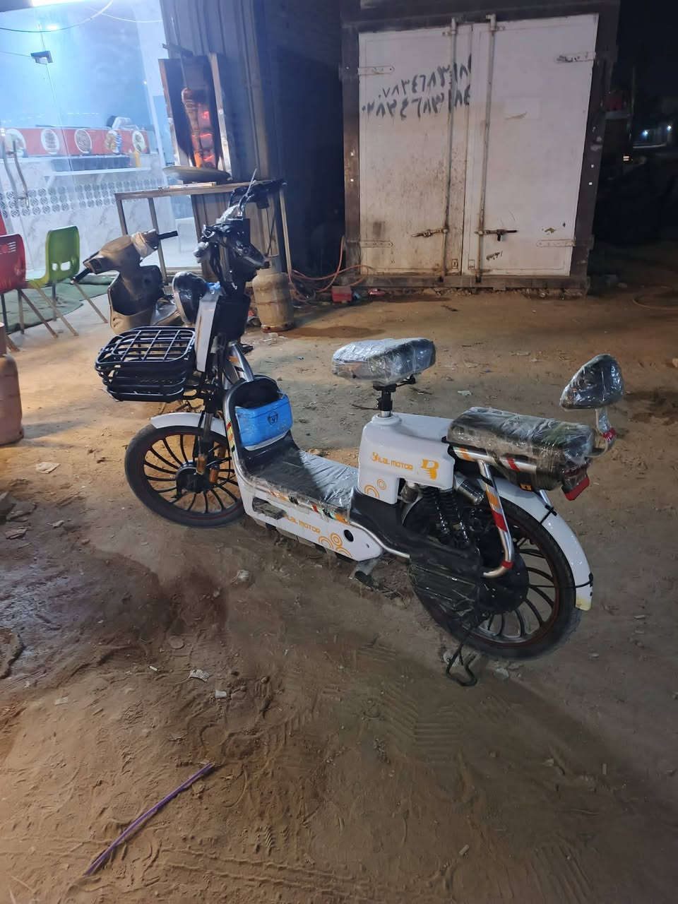 دراجة شحن البيع
6بطاريات جديدة سعر خاص الاتصال ‏‪0781 366 2657‬‏
