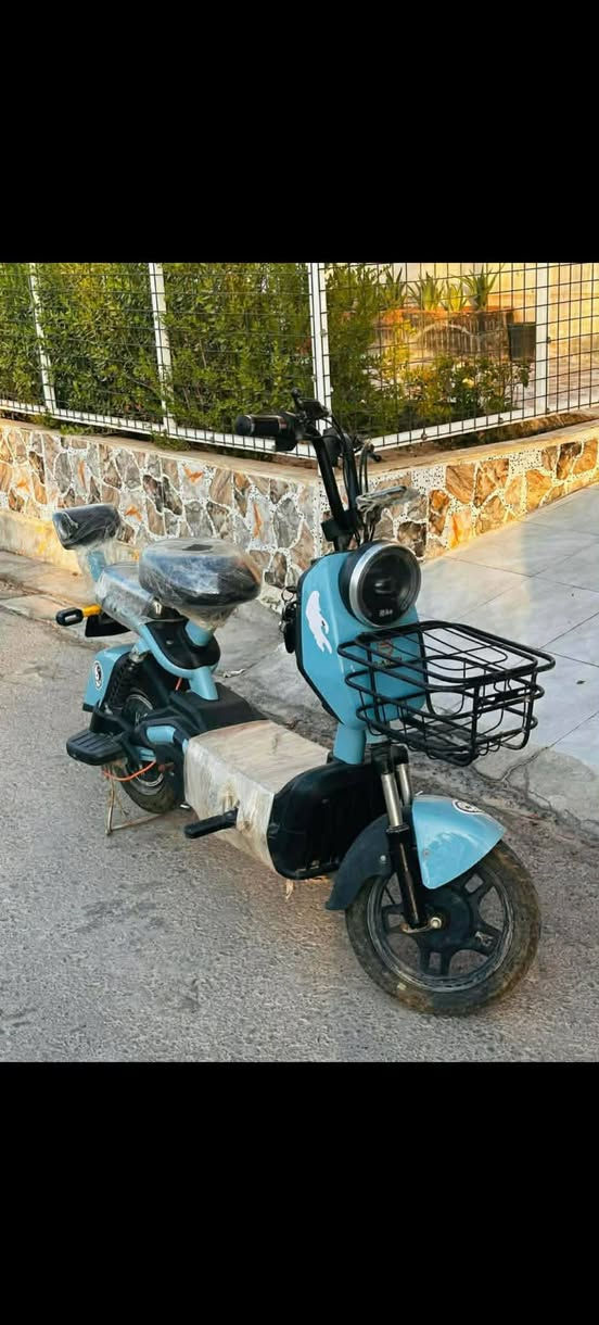 سلام عليكم ورحمه الله وبركاته دراجه للبيع بطاريات جدك دراجه نضيفه فول بطاريات جدد السعر 350وبيهه مجال  الرقم ***********
