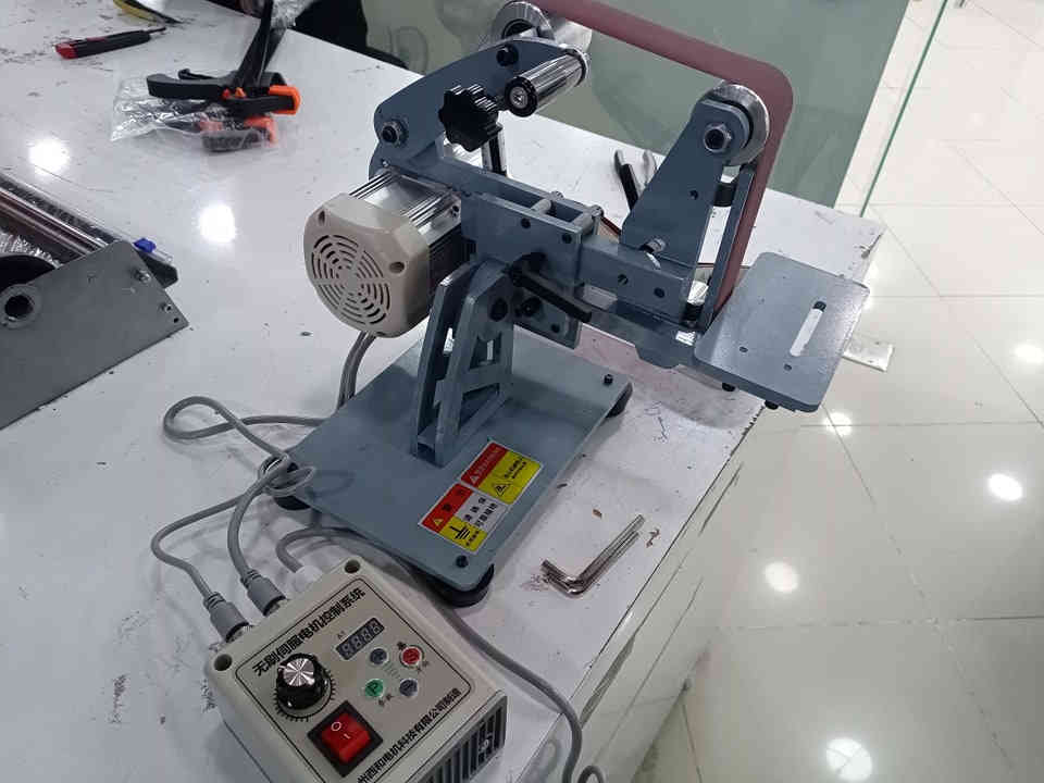 كود 45668
سنفرة شريطية كهربائية مصنوع من سبائك  حديد ثقيل  قياس شريط 915*50ملم متوفرة بقوة مأطور 750W  و 1200 W  يفتر اتجاهين تحكم بالسرع من 200 الى 2000  جودة ومتانة جدا عالية اسعار كما يلي 
300 الف سعر ماطور 750 W
350 الف سعر ماطور 1200W 
سعر اشرطة: 3 الف
اشرطة متوفرة بخشونات مختلفة 
للحجز والاستفسار راسلنا على واتساب *********** او ***********
