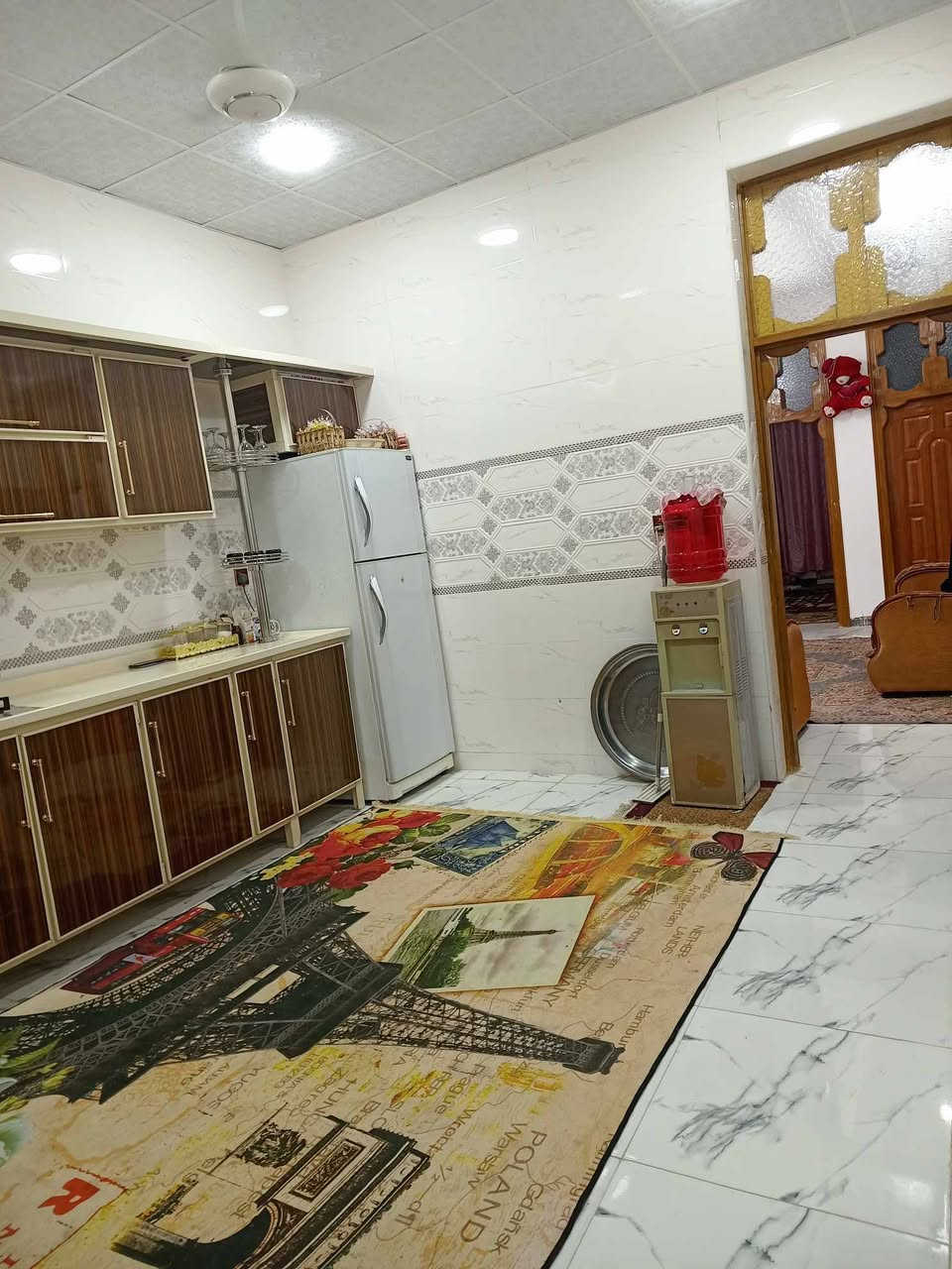 دار للبيع مكان قرب جسر بته مقابل بابلون يبعد عن الكونيش الجديد 100متر.     المساحه 200 طابو زراعي سند 25 بناء طابوق يحتوي البيت على 2غرف صاله هول مطبخ صحيات داخليه وخارجيه رقم صاحب الدار ***********
