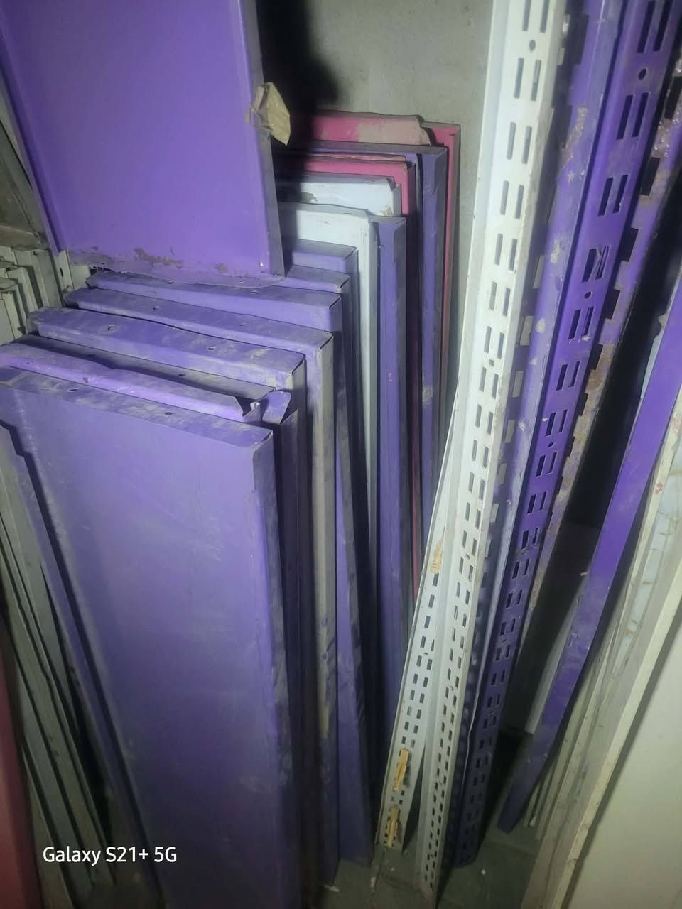 سلام عليكم رفوف للبيع العدد ٢٢ والعدد الثاني ٢٥  ورفوف دكسنات العدد ٦ قطع طول مترين ونص وعرض متر مكاني بغداد الإسكان السعر عل خاص او اتصل *********** او ***********
