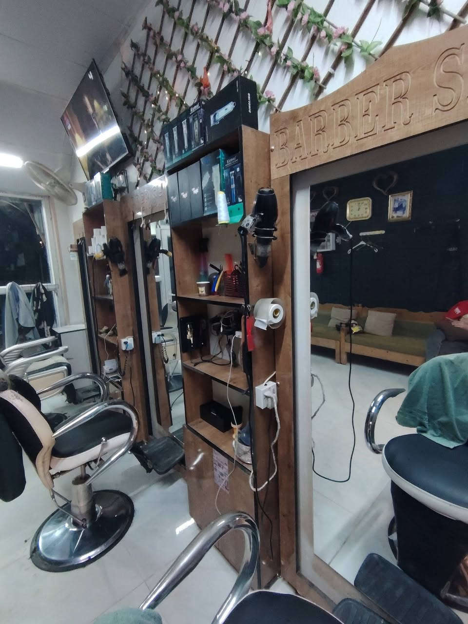 السلام عليكم
مرايات للبيع العدد(3)معا الرفوف العدد(2)
جدد كلش العنوان ديالى بعقوبة شارع البحيرة
السعر كلهن ب300الف للتواصل خاص 
وهاذ رقمي ***********
