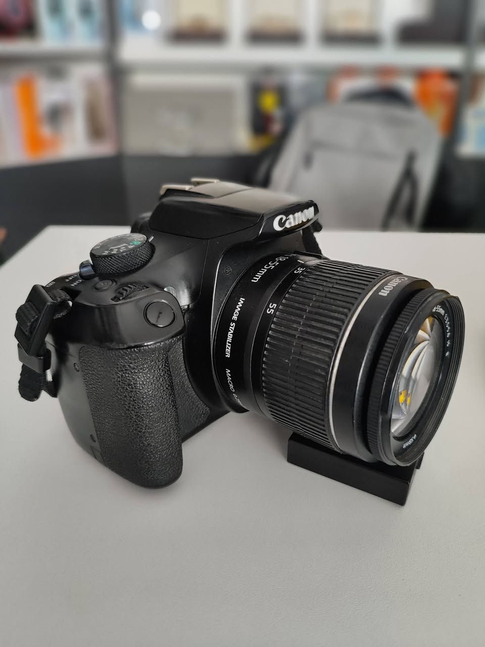 📸 للبيع كاميرا كانون Canon 1300D بحالة ممتازة ونظيفة
النظافة: 85 ـ 90%.
العدسة: الأساسية 18-55mm بيها مانع اهتزاز (IS) لصور ثابتة.
المميزات: تدعم الواي فاي (Wi-Fi) لنقل الصور للموبايل مباشرةً وبثواني.
الملحقات: البطارية الأصلية عدد(2) ، الشاحن الأصلي، وحزام الرقبة ققط.
💵 السعر: [190 وبيها مجال بسيط]
📍 الموقع: [الانبار - الرمادي] 
🚚 يتوفر توصيل لجميع المحافظات 
📞 للتواصل راسل الصفحة او اتصل على الرقم 
0785 869 8171

