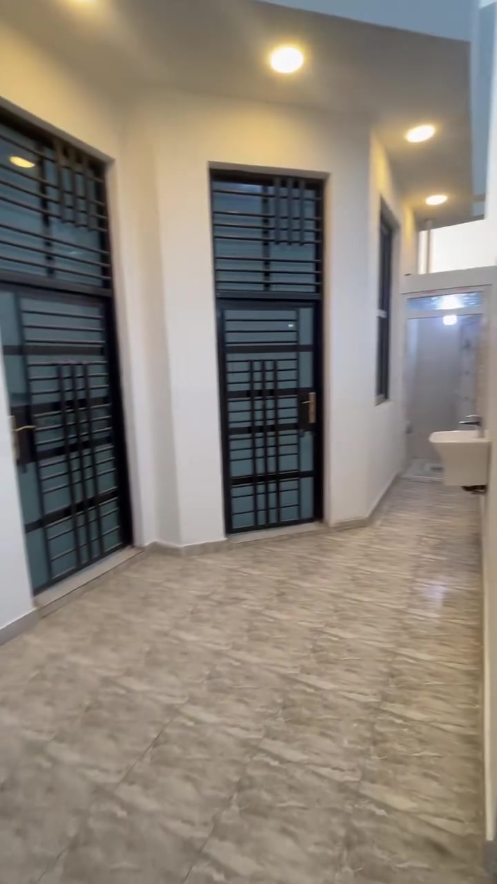 🔥بيت للبيع بناء حديث ممسكون 🔥
🔹المساحه 136م الواجهه 8م 🔹
🔹يحتوي على غرفه ومطبخ واستقبال كبير وصاله ومناور عدد2
🔹ومجموعه صحيه داخليه وخارجيه
🔹وتوفر في المجمع كافه الخدمات ماء كهرباء تبليط أناره ليليه 🔹ومولده شارع ايضا 
♦️العنوان طريق الحمزه خلف المعسكر 
♦️بسعر مناسب جدا 
♦️للاستفسار ***********
