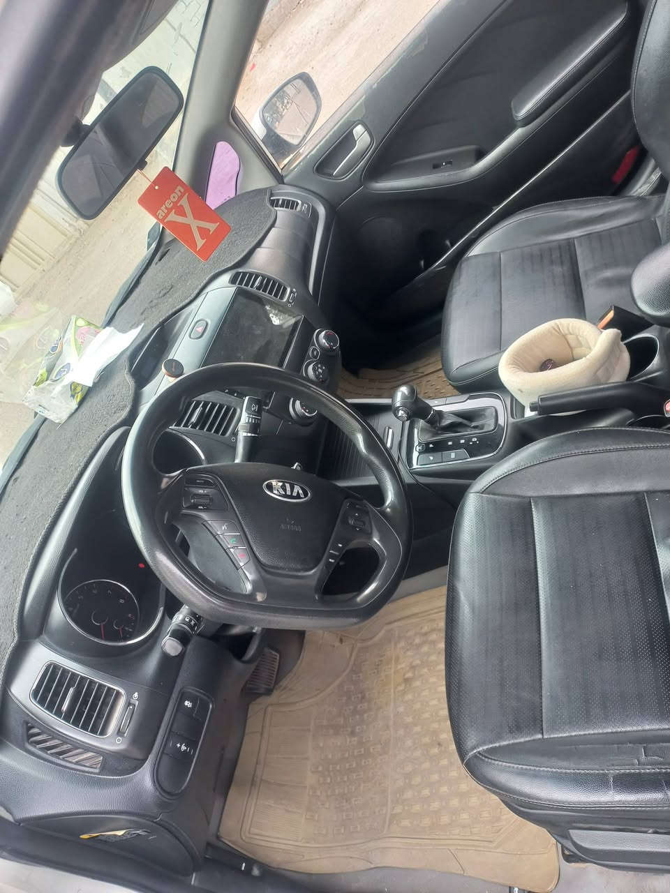 السلام عليكم 
كيا سيراتو k3 موديل ٢٠١٧ وارد كوري خط واحد 
محرك ١٦٠٠ gdi
داخل جلد بلادي
كشنات تدفئة تبريد 
مري شفط وكهرباء 
حساس هواي تاير 
حساسات خلفية وشاشة وكامرة 
منظومة تبريد جديدة بيها 
فول تحكم استيرن 
كير ست نمر 
٣ انظمة قيادة عادي واسبوت وايكو 
كير محرك برغي. مامفتوح بيهن 
بيها اربع قط صبغ بدون دواخل  جاملغ خلفي وامامي جهة اليمنة 
وبأب السائق 
والبنيد من شخوط بدون اي دواخل السيارة وين ما تحب افحصها 
دواخل بجم كبس .
رقم بغداد الجديد سنوية ل٢٠٣٠ 
السعر ١٠٨ وبيها مجال ...

***********

