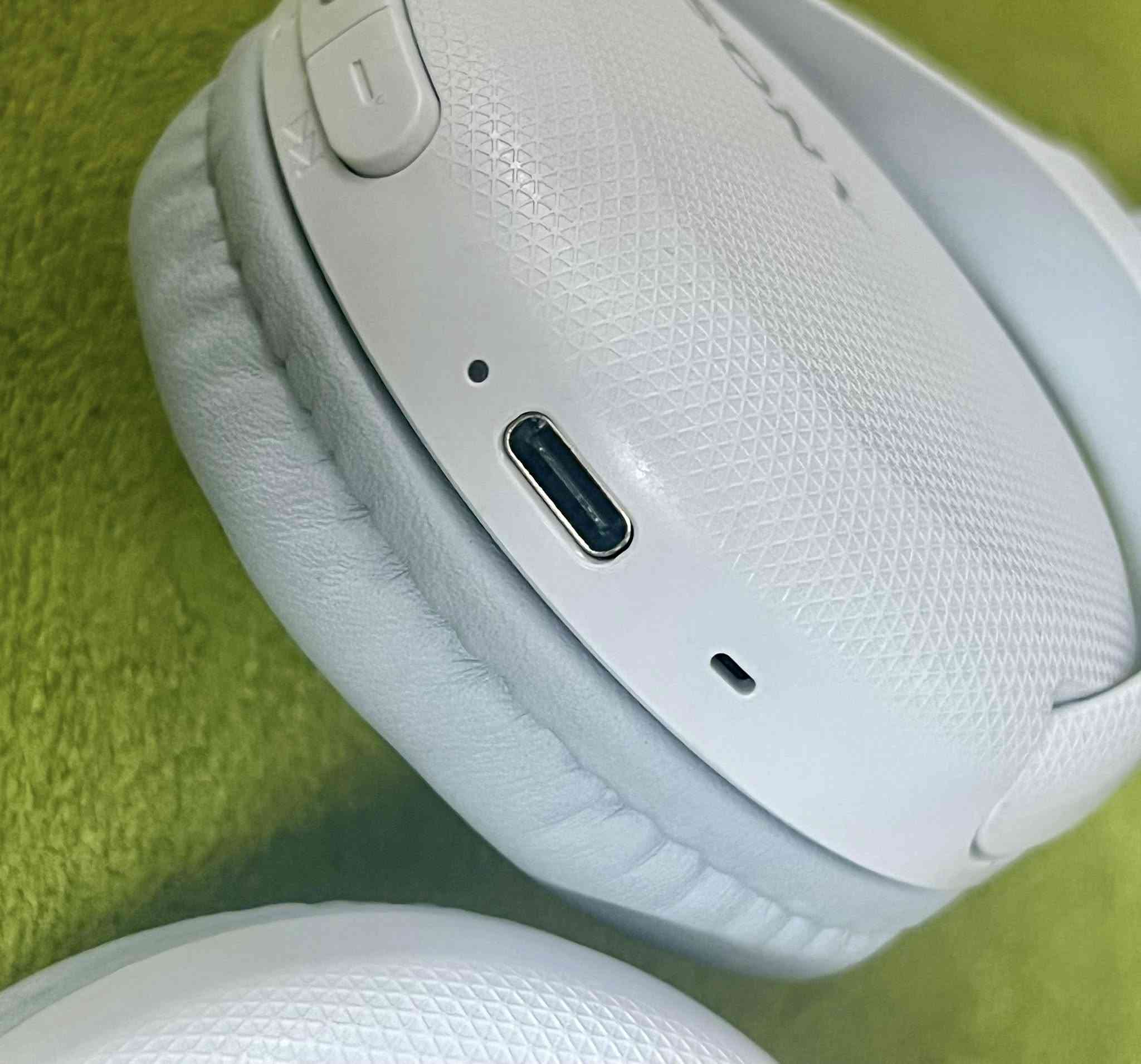 قيم سعرها وبالعافيه 
سماعة سوني طوق ،، التك الايمن متوقف لا يعمل
 فقط الايسر يعمل ،، 
متوفر توصيل لجميع المحافظات


**إذا كنت صاحب هذا الإعلان وتريد حذفه لأي سبب، رجاءا أرسل رسالة إلى الدعم الفني**