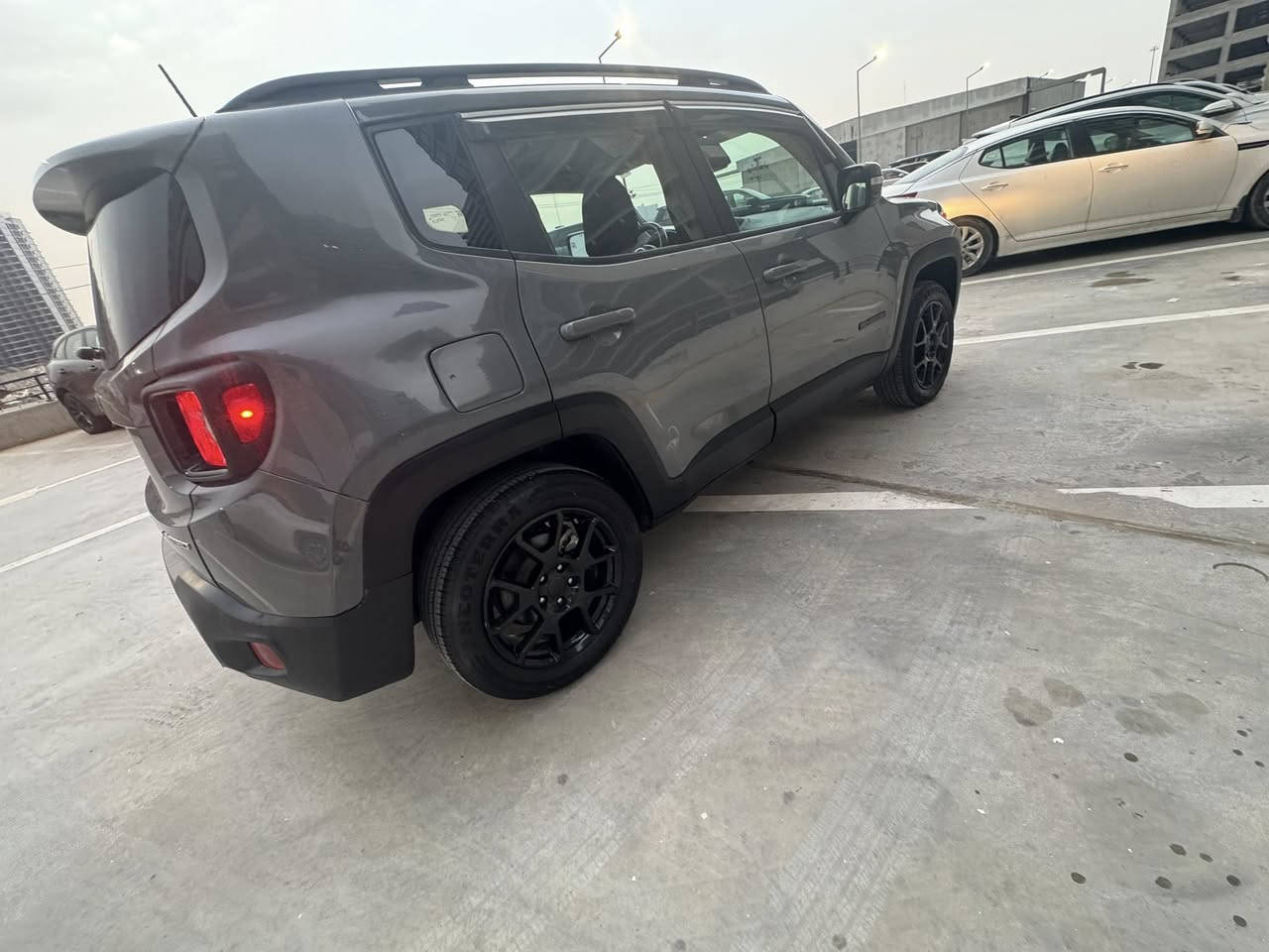 السلام عليكم ، للبيع جيب رينيجيد موديل 2020 فئة لاتتيود ، محرك 2400 دفع رباعي وتشغيل عن بعد ، ماشية 40 الف كيلو متر ،
تبديل قطعتين نفس اللون ( بنيد وجنطة)
قطعتين صبغ ( جاملغ امامي ايسر وجاملغ خلفي ايمن ) 
كير ومكينة وكهربائيات وصدر كله نظيف

السعر 12 الف دولار، للاستفسار الاتصال او مراسلة الرقم ***********
