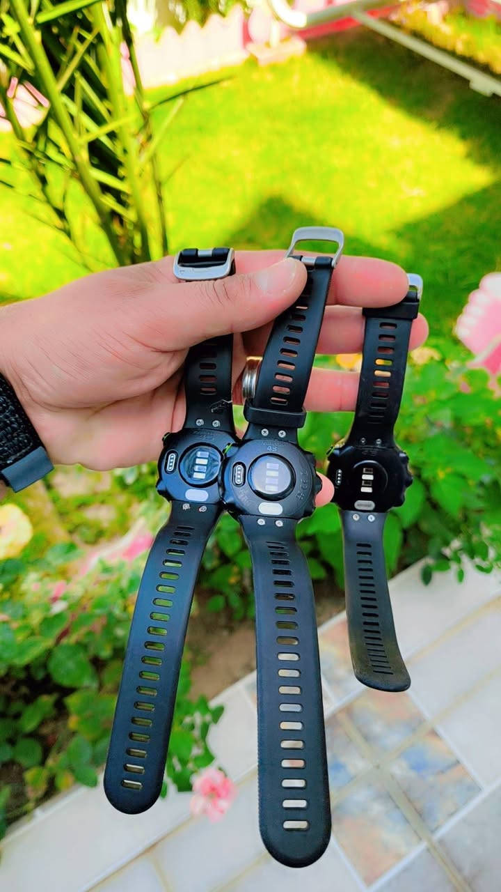 #ساعة Garmin Forerunner 45 هي ساعة رياضية ذكية مخصصة بشكل أساسي للمبتدئين والهواة في رياضة الجري. إليك أبرز مواصفاتها الأساسية:
#ساعة Garmin Forerunner 45 هي ساعة رياضية ذكية مخصصة بشكل أساسي للمبتدئين والهواة في رياضة الجري. إليك أبرز مواصفاتها الأساسية:
التصميم والشاشة

الشاشة: بمقاس 1.04 بوصة بدقة \(208 \times 208\) بكسل، وهي شاشة (MIP) ملونة واضحة جداً تحت أشعة الشمس المباشرة.

الوزن: خفيفة الوزن ومريحة جداً أثناء الركض (حوالي 36 جراماً).

الهيكل والسوار: هيكل من البوليمر المدعم بالألياف مع سوار سيليكون مريح ومقاوم للتعرق.

المستشعرات والتتبع الرياضي

تحديد المواقع: نظام GPS مدمج دقيق للغاية، يدعم أنظمة (GPS, GLONASS, Galileo) لتتبع المسافات والمسارات بدقة [1.1.1، 1.3.2].

النبض: مستشعر ضربات القلب من المعصم (Garmin Elevate) يعمل على مدار الساعة.

تتبع اللياقة: حساب الخطوات اليومية، السعرات الحرارية المحروقة، ومراقبة جودة النوم.

ميزة Body Battery: مقياس خاص من Garmin يوضح مستويات طاقة جسمك على مدار اليوم لتحديد أفضل أوقات التمرين والراحة.

البطارية والمقاومة

عمر البطارية:

حتى 7 أيام في وضع الساعة الذكية العادي 

حتى 13 ساعة عند تشغيل نظام الـ GPS باستمرار 

مقاومة الماء: مقاومة للماء حتى عمق 50 متراً (5 ATM)، مما يجعلها مناسبة للاستحمام والمطر (لكنها لا تدعم تتبع رياضة السباحة في هذا الموديل).

الميزات الذكية والسلامة

الإشعارات: استقبال التنبيهات، الرسائل، والمكالمات الواردة من الهاتف الذكي (آيفون وأندرويد) [1.3.3، 1.3.6].

التحكم بالموسيقى: يمكنك التحكم في الموسيقى المشغلة على هاتفك من خلال الساعة.

ميزة السلامة والتتبع: تكتشف الساعة السقوط أو الحوادث المفاجئة أثناء التمارين وتقوم بإرسال موقعك الحالي فوراً إلى جهات الاتصال الطارئة المحددة في هاتفك.

🌹 تدعم خرائط 

🌹تدعم اللغة العربية 

🌹تدعم شعارات الاتصال والرسائل 

🌹السعر 100 الف مع الشاحنه القطع جديده كلش 

🌹ضمان شهرين لكل قطعه
:
:


**إذا كنت صاحب هذا الإعلان وتريد حذفه لأي سبب، رجاءا أرسل رسالة إلى الدعم الفني**