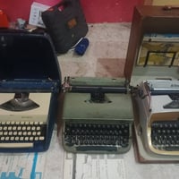 اله كاتبة طابعة تكتب انكليزي قديمة متروكات يحتاجن حبر وترتيبات سعرهن22...