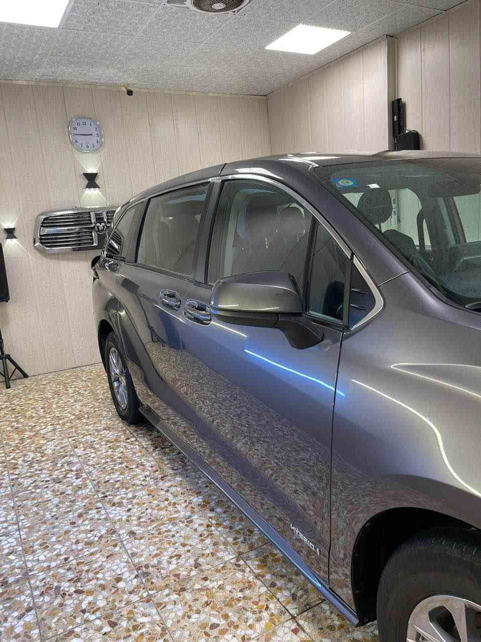 تويوتا سينا 2021 
مواصفات LE 
رقم بغداد ماشية 30 الف كيلو
 حادثها حلو  وبيها سونار  دزلي وات ساب وادزلك 
مكانها بغداد / بسماية السعر 275 $ وبيها مجال بسيط
محرك 4 سلندر 2500 هايبرد
شاشة
 كامرة 
رادارات 360 درجة
مثبت سرعة تفاعلي
ابواب سلايد كهرباء
8 راكب
ويل 17
للاستفسار وات ساب *********** بغداد, العراق
