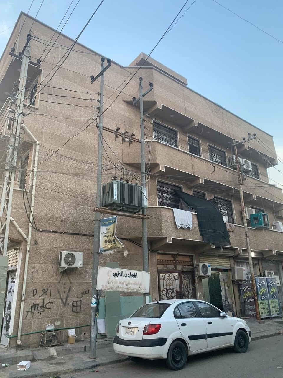 متاح عمارة للبيع.
ايراد قوي وبناء جديد ركن على شارعين

المساحة 165

الموقع حي سومر شارع متفرع من شارع المدارس.

5شقق و7محلات كلها مؤجرة.

للاستفسار ***********
