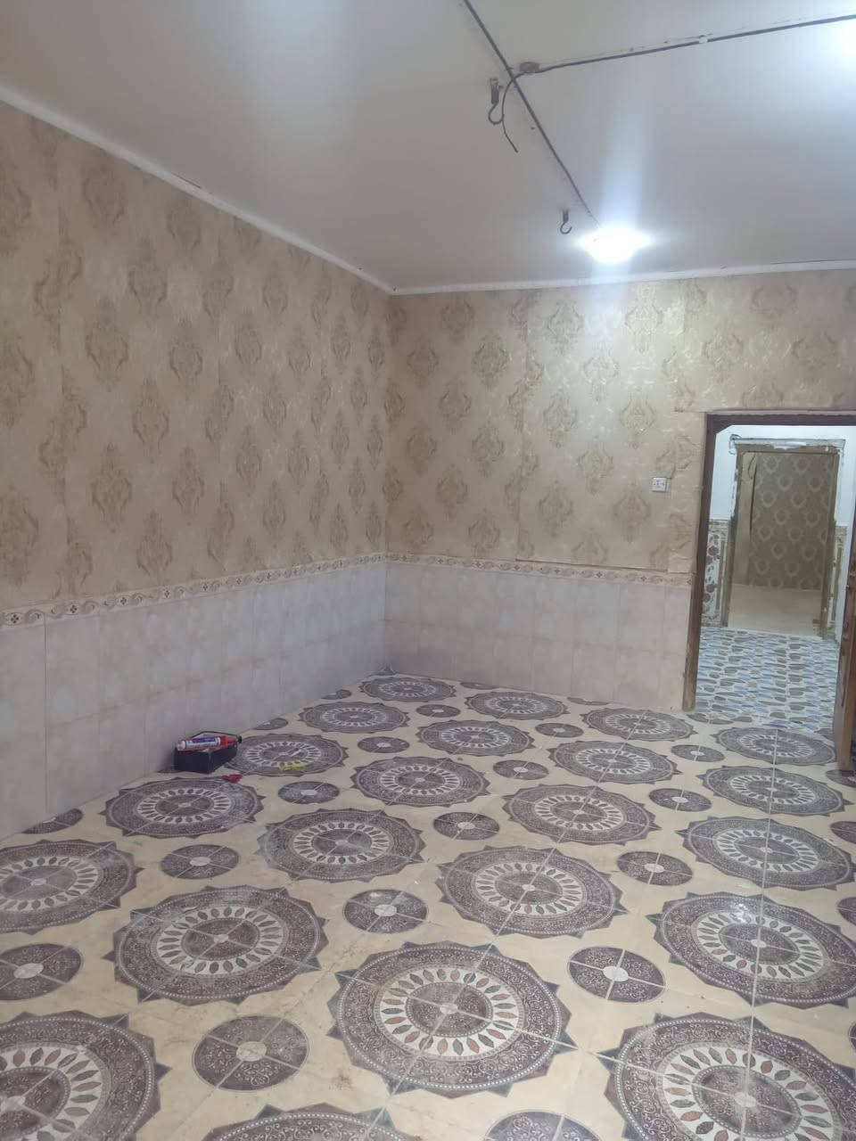 بيت للبيع أو للإيجار مساحتة 100 متر مجهز كامل كهرباء وماي يحتوي على حمام وتواليت ومطبخ وديوانية مشتركة على الصالة وعلى غرفتين نوم 
الموقع : حاوي العباس قرب أسواق السجاد 
للسعر او تفاصيل اكثر على الخاص أو واتساب ***********
