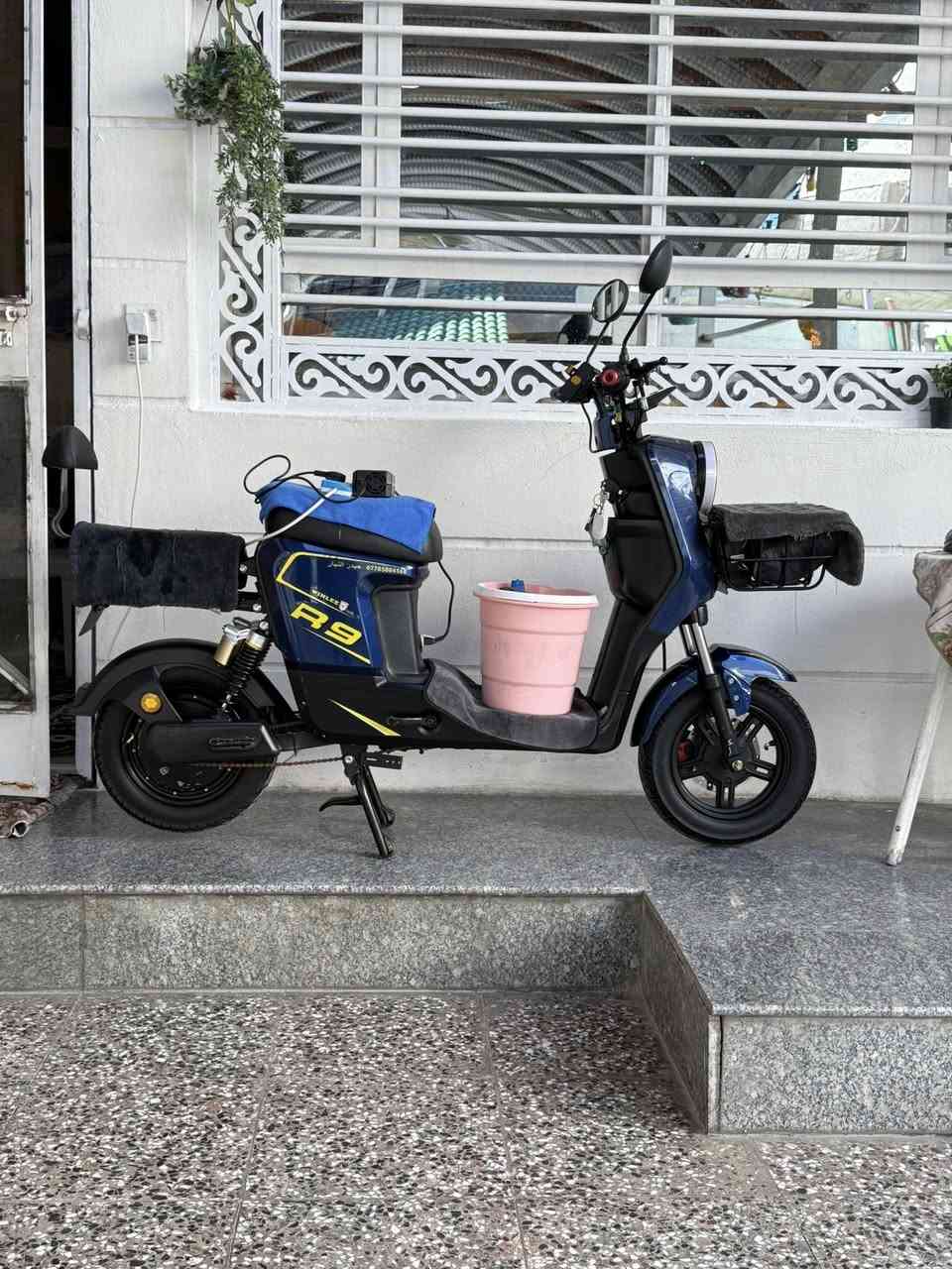 السلام عليكم دراجه من نوع R9 لون حبري ملف 1200 W بطاريات صغير ابو الولد 5 2025 الدراجه بيها ملاحظات بسيطه جدا  سرعه 109 حقيقي 70 وملحقاته كامله وياها هديه للشراي السعر 460 وبي مجال للتواصل الرقم *********** بي واتساب
