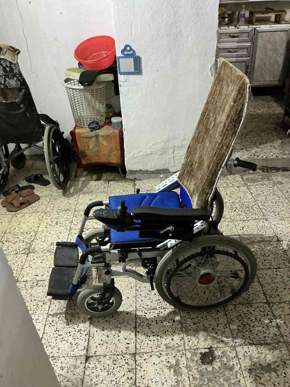 السلام عليكم كرسي كهرباىي مستعمل قليل وبحاله جيد جداّ السعر ٣٠٠ المكان بغداد الجديده هاتف *********** بي وتساب
