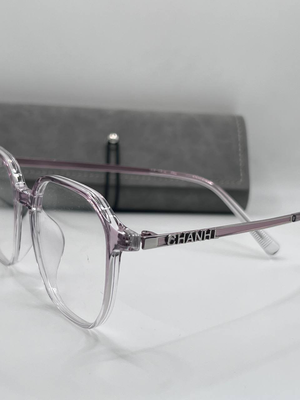 نقدم لكم مجموعة راقية من الإطارات الطبية والإكسسوارات النسائية بأحدث الموديلات لترقى إلى ذوقكم الرفيع. استمتعوا بخدمة فحص البصر بالكمبيوتر الدقيقة. يسعدنا إعلان افتتاح عيادة أخصائي العيون الدكتور زيد بورد دكتوراه عيون في عيادات مجمع الحياة الطبي، وذلك في المجمعات السكنية وحي النداء الأسبوع المقبل. للاستفسار، يرجى الاتصال على *********** أو ***********.
