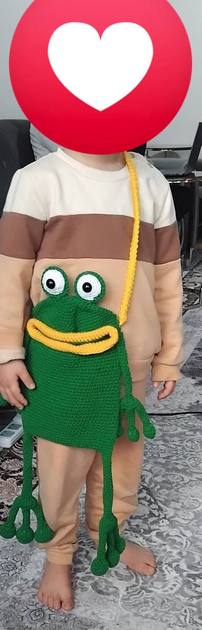 شنطة "الضفدع الضاحك" بالكروشيه، قطعة فنية كلها تفاصيل وحب. مريحة، خفيفة، وأكيد رح تلفت كل الأنظار لانها تصميم فريد مو موجود بالأسواق
​مين حابب يلبس طفله قطعة مميزة ومصنوعة يدوياً بكل إتقان
(متاح الطلب الآن، للستفسار تواصلوا معي عالخاص 💌)
​#كروشيه #شغل_يدوي #أزياء_أطفال #شنط_كروشيه #handmade #crochet_love


**إذا كنت صاحب هذا الإعلان وتريد حذفه لأي سبب، رجاءا أرسل رسالة إلى الدعم الفني**