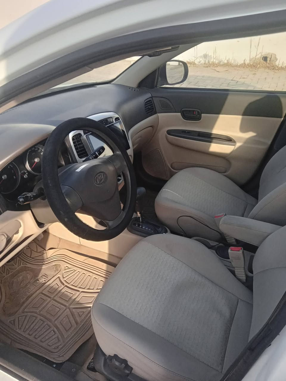 السلام عليكم
سيارة اكسنت  2011   خليجي بغداد محرك 1600 .مكفوله من الضربة والتبديل والبارد ماعدة صبغ قليل اسفل الباب
السعر/ 93 ورقه 
العنوان / بعقوبة الجديدة
رقم الهاتف /***********
