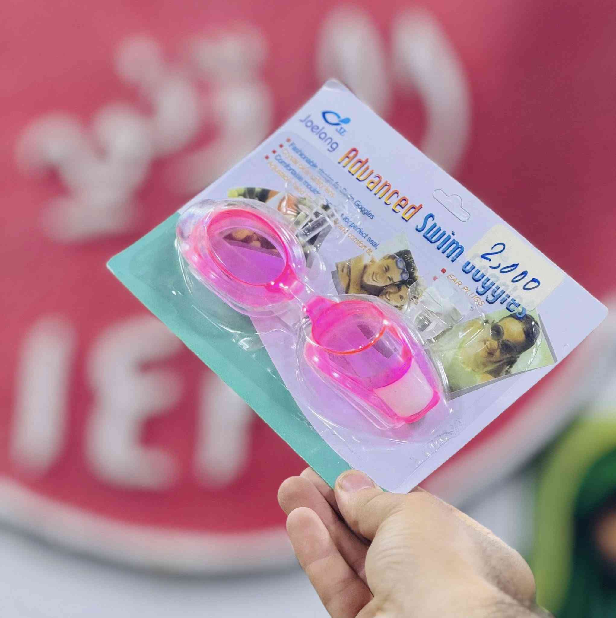 🏊‍♂️ متعة السباحة بأمان كامل مع نظارات Joelang المتطورة! 🌊
لأن سلامة وراحة أطفالكم في المسبح هي أولويتنا، وفرنا لكم في الرونق طقم السباحة المتكامل للحماية من المياه والكلور بأسعار تنافسية جداً!

• سدادات الأذن (Ear Plugs): مصممة من سليكون طري يمنع دخول الماء إلى داخل الأذن، مما يحمي الطفل من آلام الأذن الوسطى والالتهابات الناتجة عن المياه الملوثة أو الكلور.

• سدادة الأنف (Nose Clip): مرنة ومريحة، تمنع استنشاق الماء عبر الأنف أثناء التعلم أو الغطس، مما يمنح الطفل ثقة أكبر واسترخاء أثناء السباحة.


**إذا كنت صاحب هذا الإعلان وتريد حذفه لأي سبب، رجاءا أرسل رسالة إلى الدعم الفني**