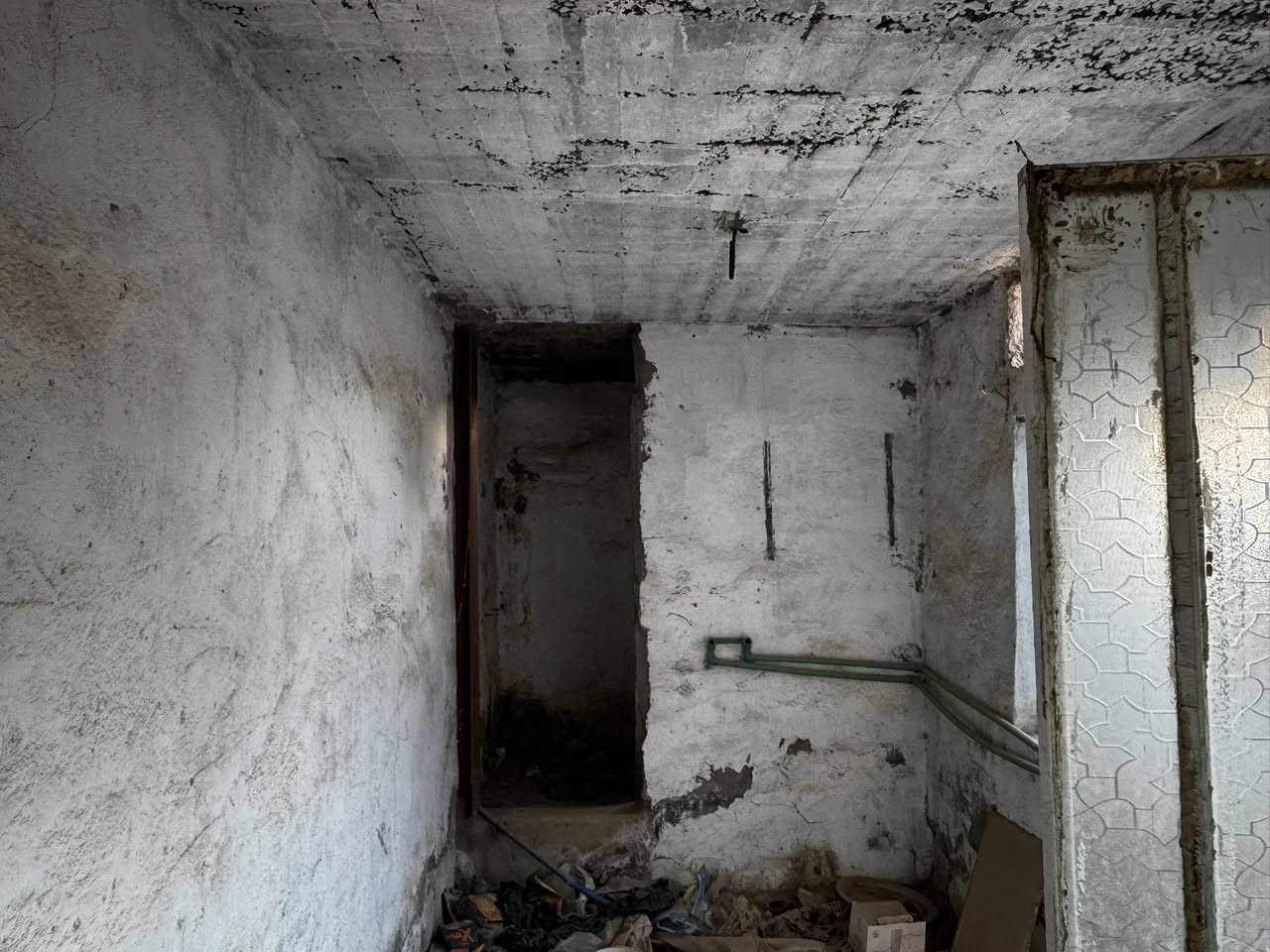 السلام عليكم بيت للبيع يحتاج ترميم مساحته 75 متر في حي ناصر  يحتوي على صاله وغرفه ومطبخ وحمام للاستفسار اكثر اتصل على الرقم ***********
