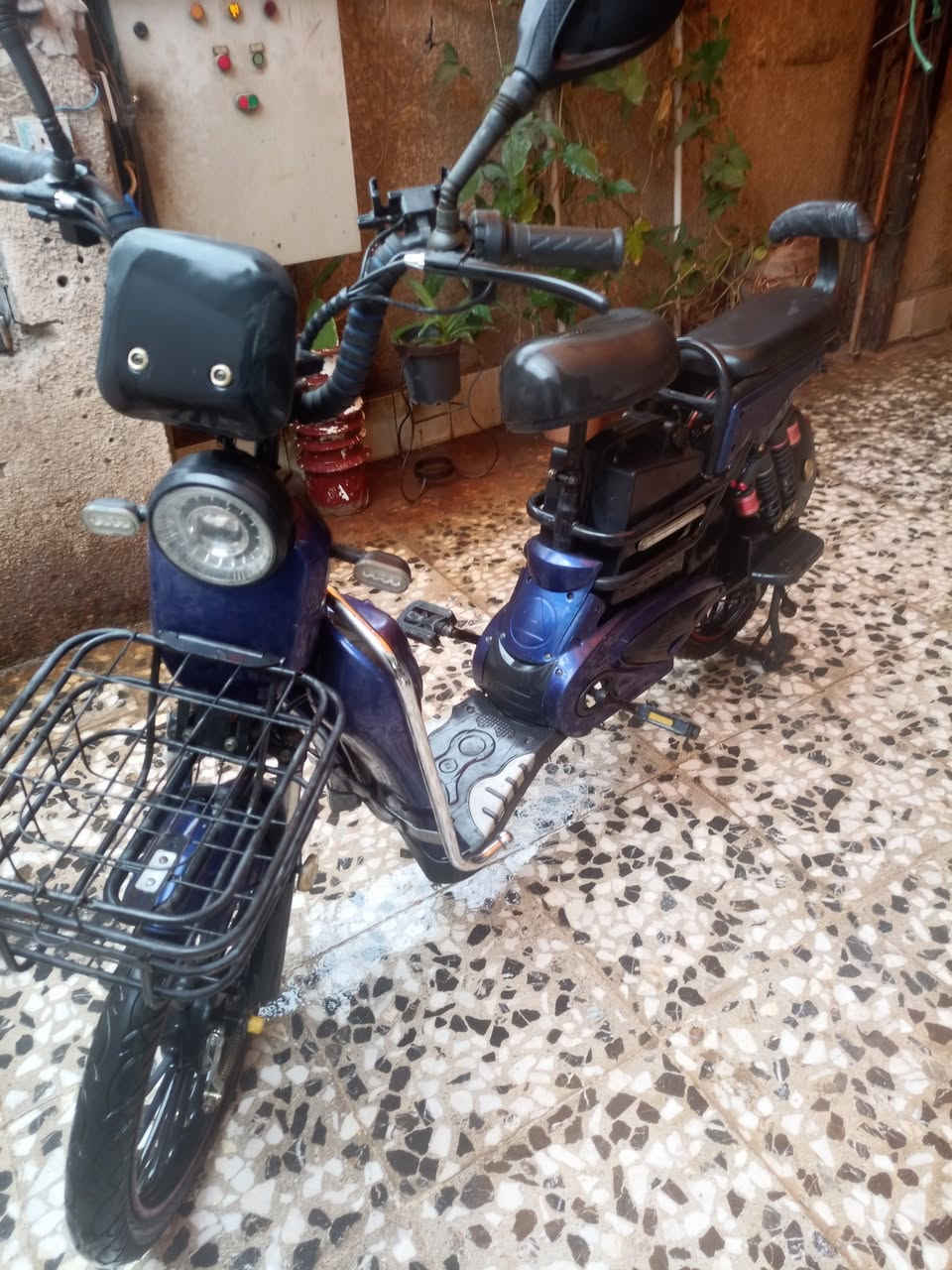 سلام عليكم دراجه شحن نضيفه 5بطاريات كهربائيات كلها شغال والريمونت شغال بيها بطاريات ضعيفة لسعر 200 قفل رقم تلفون ***********
