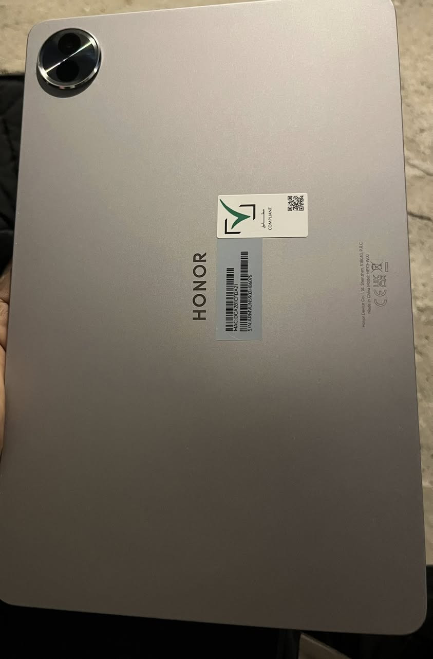 السلام عليكم 
هونر باد 10
جهاز مستعمل قليل هوه والكيبور مالته 
مواصفاته:

- *الشاشة*: 12.1 بوصة IPS LCD بدقة 1600x2560 بكسل (2.5K) ومعدل تحديث 120 هرتز.
- *المعالج*: Qualcomm Snapdragon 7 Gen 3 ثماني النواة.
- *الذاكرة*: 8 جيجابايت رام و 256 جيجابايت ذاكرة تخزين داخلية.
- *الكاميرا*: خلفية 8 ميجابكسل وأمامية 8 ميجابكسل.
- *البطارية*: 10100 مللي أمبير مع شحن سريع 35 واط.
- *نظام التشغيل*: أندرويد 15 مع واجهة MagicOS 9.
- *التصميم*: إطار من الألومنيوم ووزن 525 جرام.


**إذا كنت صاحب هذا الإعلان وتريد حذفه لأي سبب، رجاءا أرسل رسالة إلى الدعم الفني**