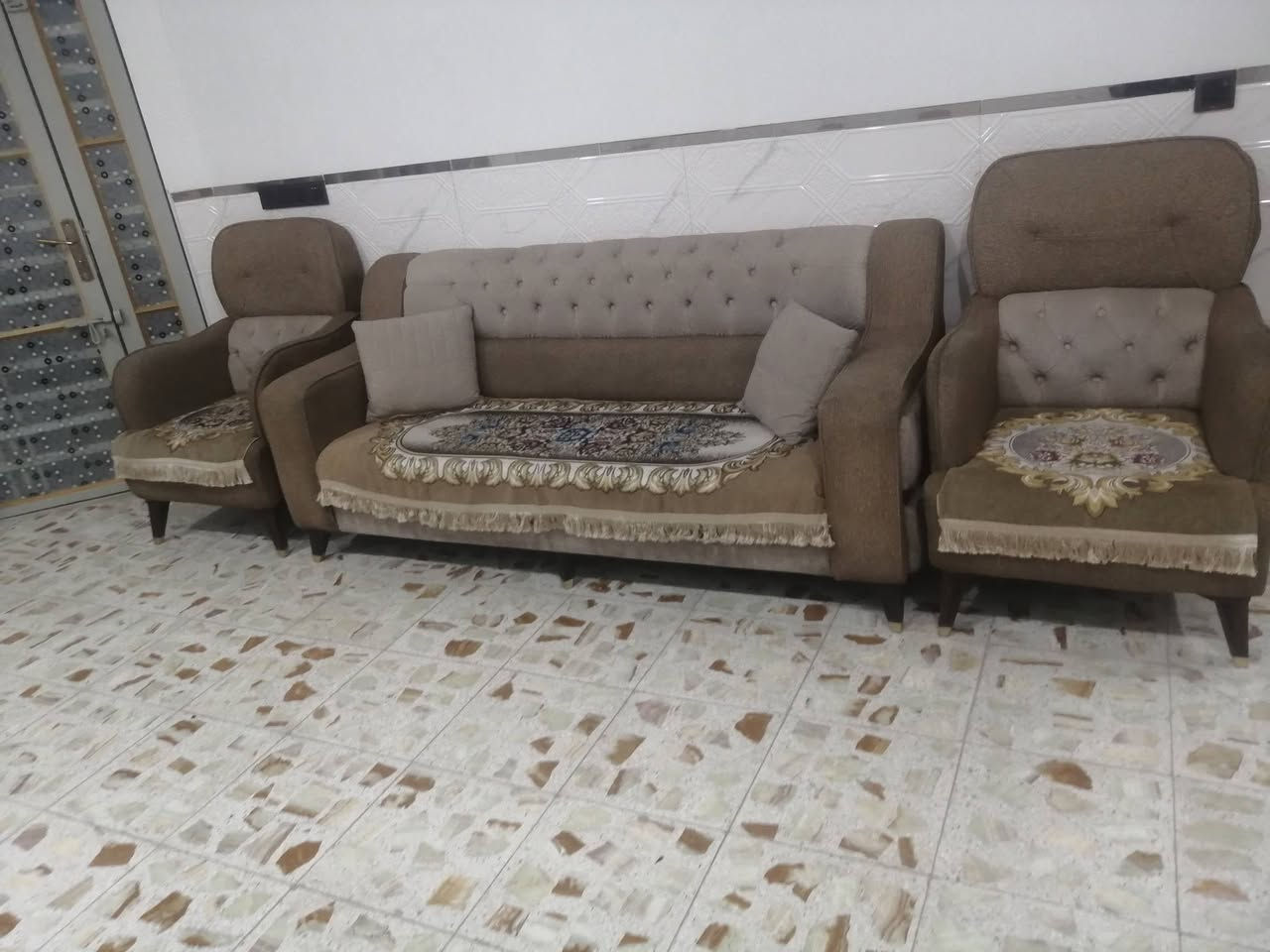 السلام عليكم تخم للبيع عشر مقاعد نظيف مكاني مدينة الصدر شارع فلاح قطاع 46 سعر خاص او اتصال ***********
