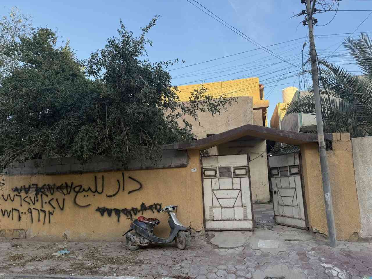 سلام عليكم بيت للبيع في البصرة في حي الزيتون البيت طابو صرف مساحته 215متر البيت يحتوي عل طابقين طابق الاول غرفه+دوانيه+هول+مطبخ+صحيات هاذ طابق لاول طابق ثاني يحتوي عل غرفتين سعر البيت240 ورجائن المو شراي لايرسلني الهاتف ***********

