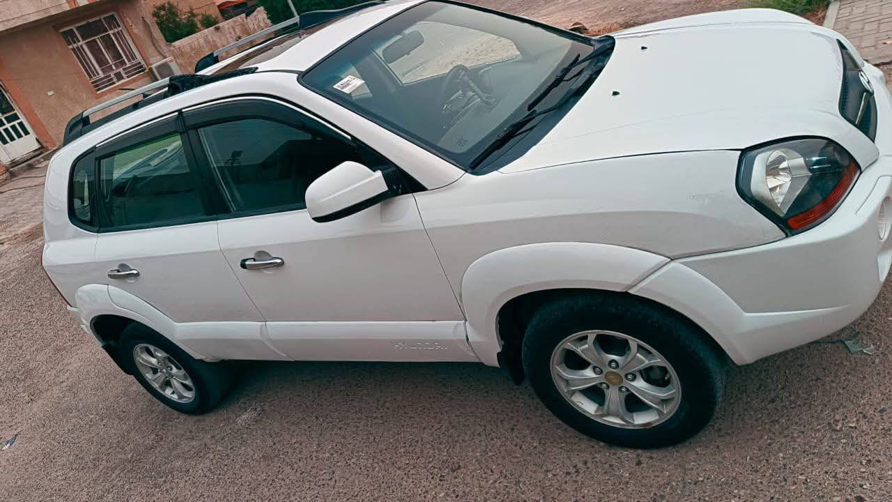 السلام عليكم..
توسان 2009 خليجي كير ومكينه خير من الله تبريد ثلج تخم تاير جديد حداديه نص عمر باسمي. غير متواجد ع فيس. 
الاتصال ع الرقم ***********
السعر 105 وبيه مجال
العنوان حلة /حي الرضا
