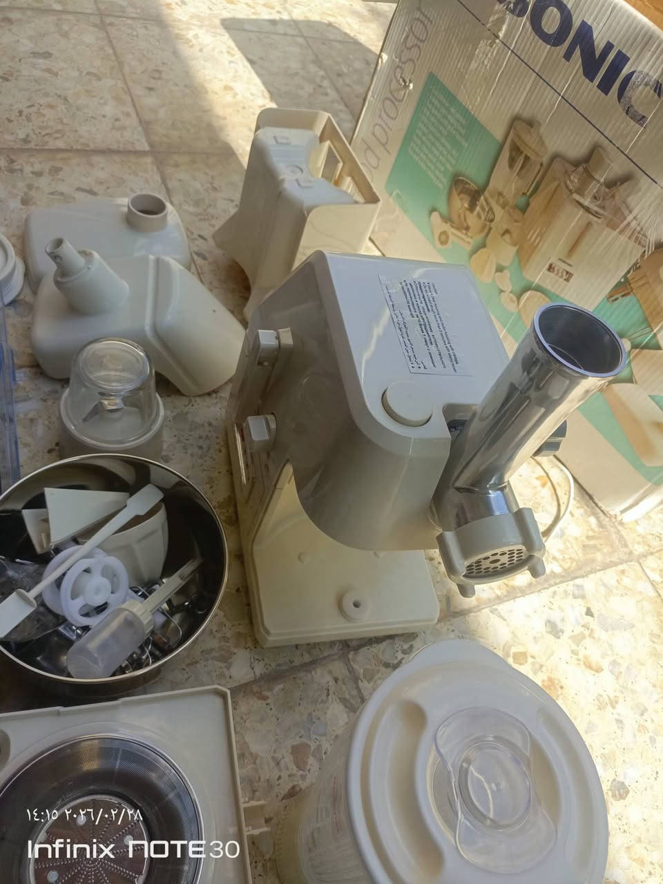 سلام عليكم ست البيت تتكون من خلاط ومعصاره فواكه وخفاقه كيك ومثرامه لحم  السعر 75  ست لبيت  جديد ***********
