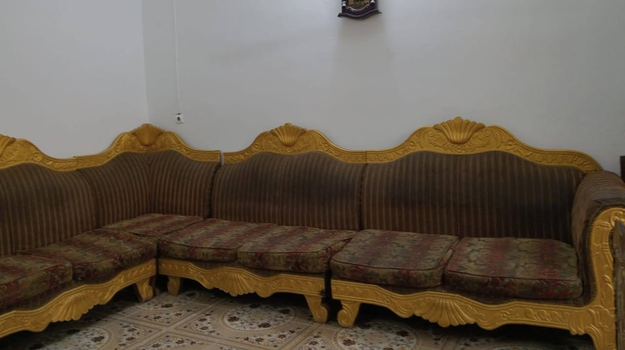 ديوان ابو التاج ياخذ ١٠ نفرات ٥ قطع السعر ١٥٠ وبي مجال للاستفسار الاتصال على الرقم ***********
