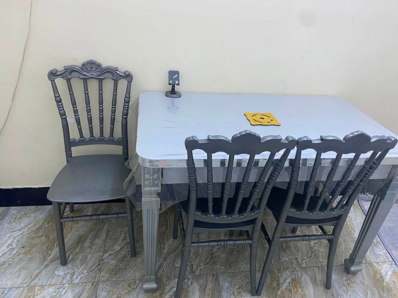 ميز طعام عظم عاج إطار فضي سطح فوول ،سعره ٢٠٠ آخو الجديد سبب البيع مخليته بغرفتي و اريد سرير بمكانه فما احتاجه بعد ولان ماله مكان فأبيعه حالياً فقط ١٢٥  مع مشمع شفاف عازل للحرارة هدية  فاللي تريده تتفضلي خاص  اجيبلهياه للبيت وع الفحص وتدللون


**إذا كنت صاحب هذا الإعلان وتريد حذفه لأي سبب، رجاءا أرسل رسالة إلى الدعم الفني**