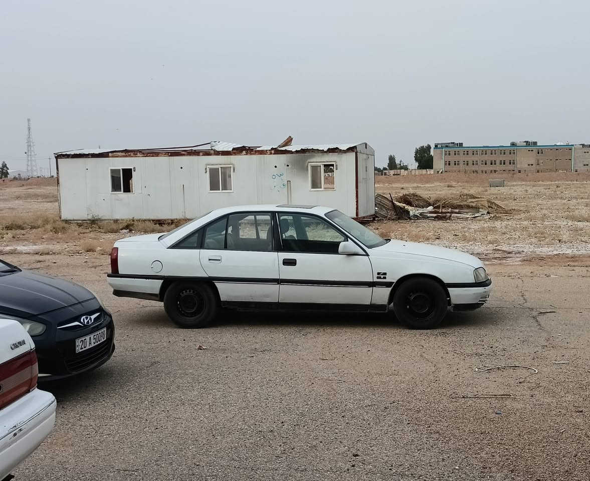 اوبل اوميكا حجم 20 ابيض موديل 1990 محرك نظيف و نشط قليل بيها صبغ قطعتين تقريباً  سيارة نصبتها حلوة  دشبول نظيف تايرات اربع جدد صدر جديد دسكات اربعه جدد رقم كركوك الماني الوكيل الاول بالحويجة يحول مايسوي وكالة  شغالة اضوية عالي ناصي ماسحات الكير يطلع صوت بس لمن تبدل عالثاني كشانه الامامية تريد دوشمة وتغليف والسقفية سعرها 27 وبيها مجال اتصل عالرقم ***********
