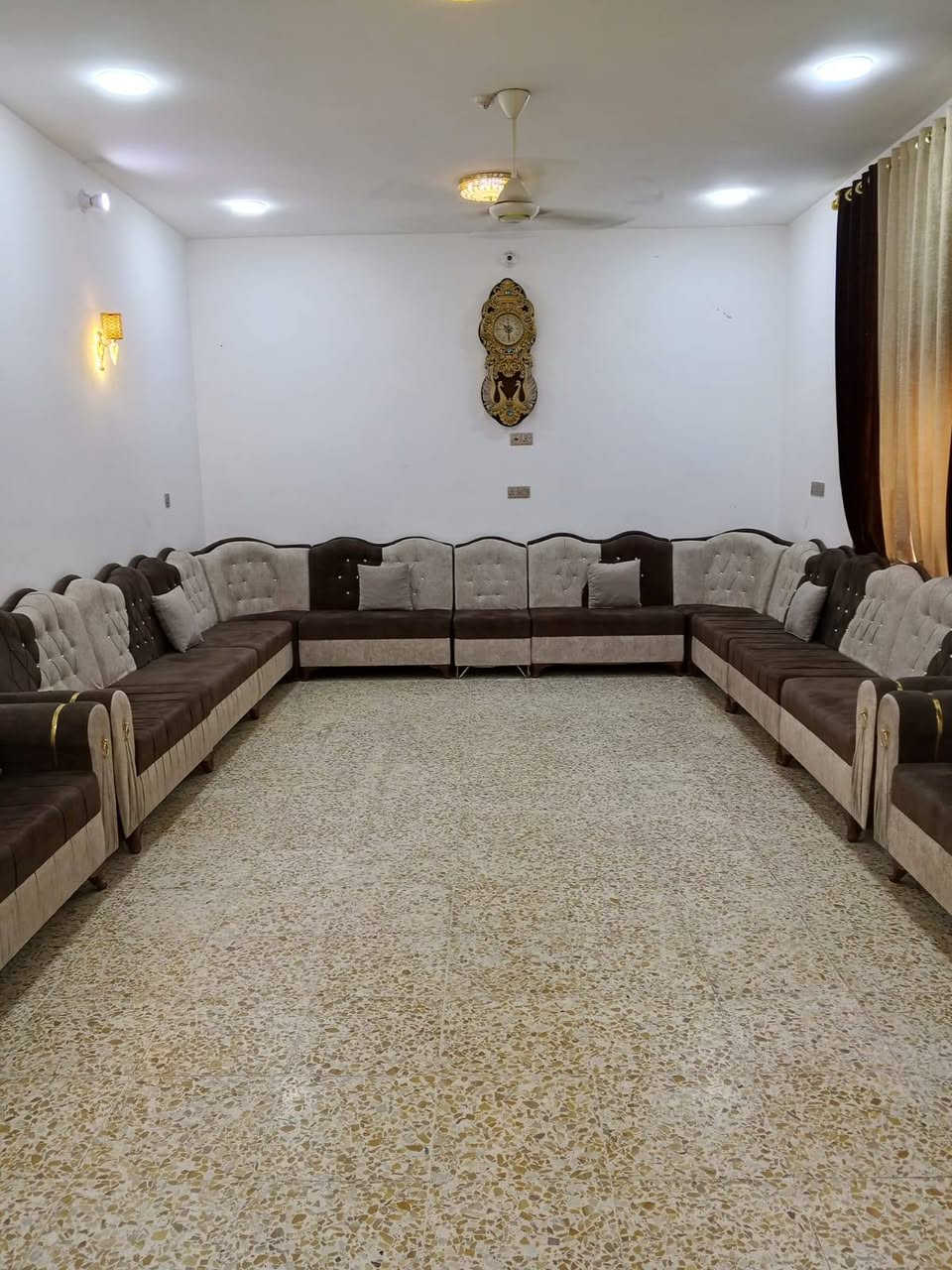 سلام عليكم ورحمة الله بيت للبيع في المساره الأول قرب مدرسة الابرار الابتدائية البيت سعره القديم تغير نزل حيل منسب سعره جوه سوك  سبب البيع مشتري كاع ومطلوب  البيت يطل علئ الشارع الريسي مال منطقه تكدر سوي محلات ورزق علئ الله الشري يتفضل خاص لاستفسار ***********، *********** بيهن وتساب حياكم الله
