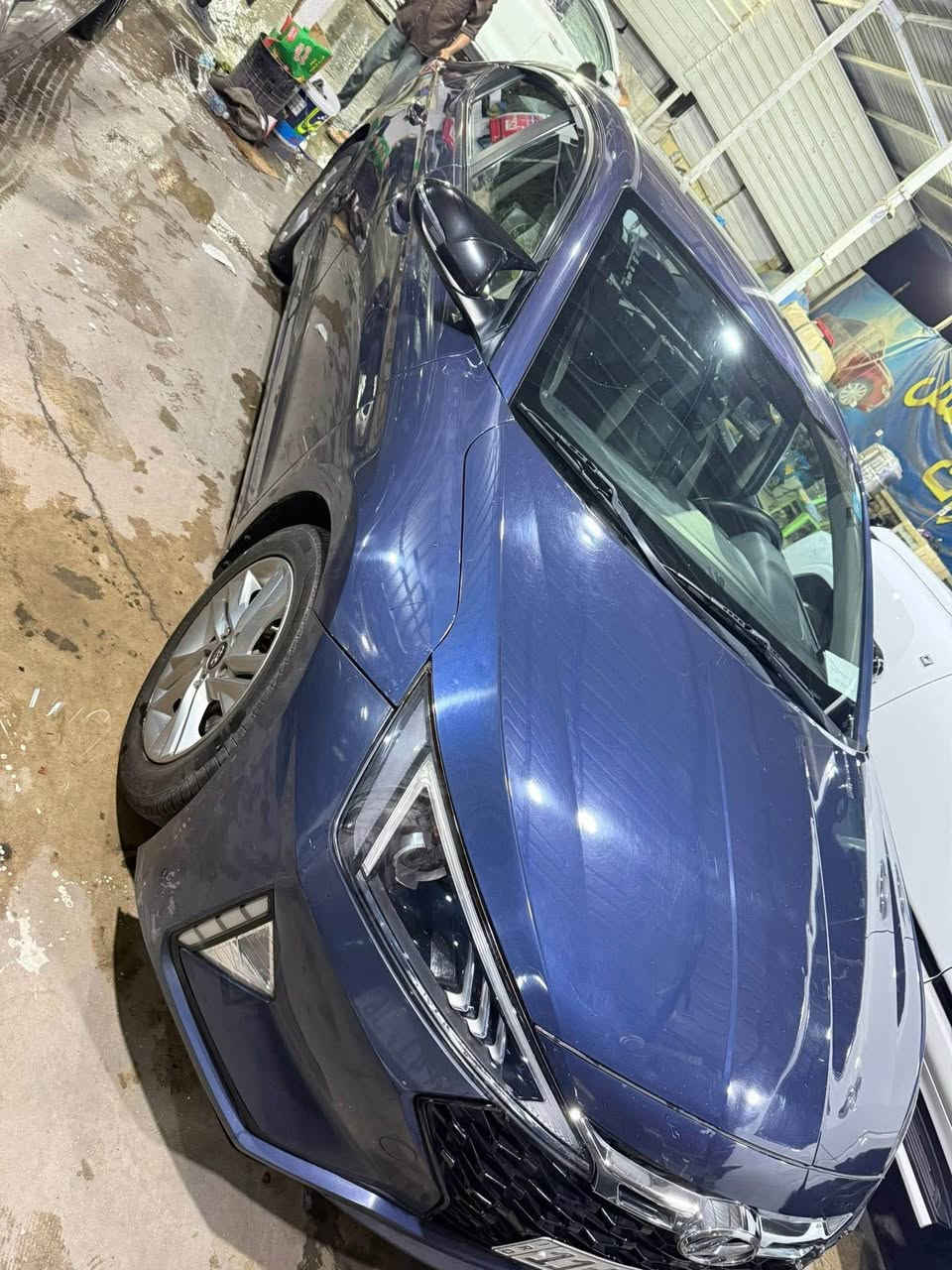 السلام عليكم 
النترا وارد كندي 2019 سياره نظيفه كير AT المرغوب مكينه 2000 دوش صدر كله نظيف وبلادي ماشيه 145 الف كيلو حادثهة ضربة بالجاملغ الامامي وباب السايق شوية بدون دواخل لا شواصي ولا لغود 
مصلح وهنا بالعراق صارت بيهة ضربة بالجاملغ الخلفي والباب شوية فقط بدون دواخل مصبوغة صفحة تدفئة شغالة وتبريد ثلج صدر امامي خلفي جديد قبل شهر بدلتة مازدات جديدة ام اللد واستيراد خاص البوابة مال عالي ناصي مو بلاستك يعني متعطل 
الجامة الامامية جديدة 
فلنجات ودسكات جدد 
انارة اسفل الكشنات 
مواصفاته 
ًرادار
ًكروزسرعه
ًتوقف ذاتي
ًمانع انزلاق 
ً تدفئة بالكشنات 
ً تدفئة بالستيرن 
ًكير وضعيات سبورت نورمال سمارت
باقي المواصفات المعروفه مكان السيارة بغداد القاهرة
***********
السعر 135 بغداد, العراق
