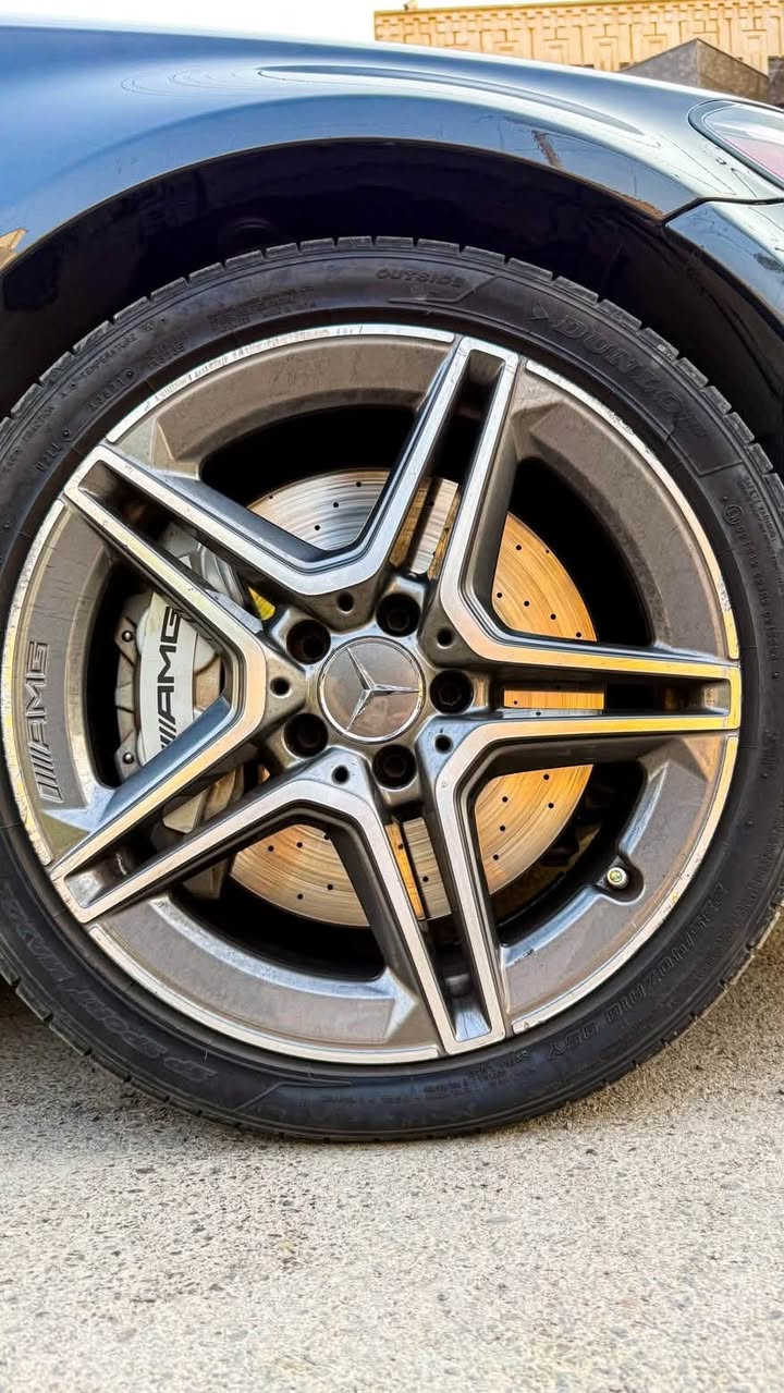 سلام عليكم 

                                                          C43 Amg 2021  
دجتل وشاشه جبيره  دركه مال G
مواصفات معروفه ميحتاج  بانوراما والخ…   
الموديل: [ 2021 ]
المحرك: [ 🚀V6 / Twin Turbo ]
الگير: [ أوتوماتيك ]
الممشى: [76 الف كم ]
الحالة: [ 3 قطع صبغ جاملغ خلفي وأمامي  وبنيد ، ايرباك ( راجع سستم ) ستيرن وبردة
- شاشة كبيرة 
- كار بلي 
- كاميرا
- سستم سماعات ( بورمستر ) 
- دركة مالـ G
- تحكمات ستيرن 
- بانوراما 
- كت بلادي AMG
- تدفئة مقاعد 
- تدفئة ستيرن 
- انارة LED 64 لون 
- خزن ميموري
- 5 أنظمة قيادة 

السياره جديده ومناقصها شي 
رقم بغداد 
مكانها سليمانيه 

واتساب—***********
اتصال —***********

