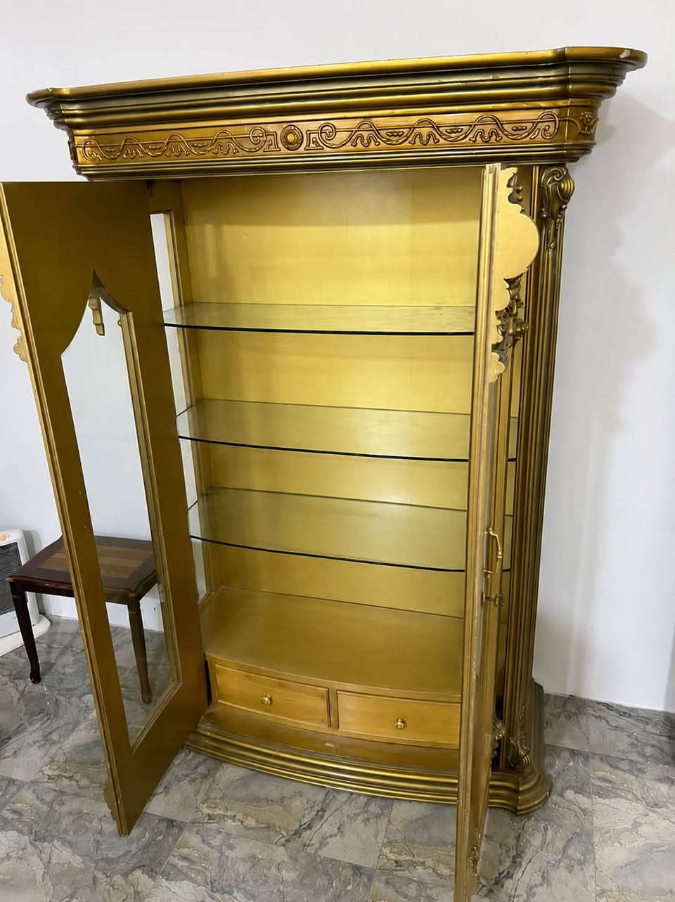 اثاث استقبال للبيع ..
عارضه تحتوي على 3 روفرف او مجرات بل قاعده صناعه 
مصري دمياطي تكون فخمه للعرض المكان بابل (حله) للاستفسار (‭***********‬)
