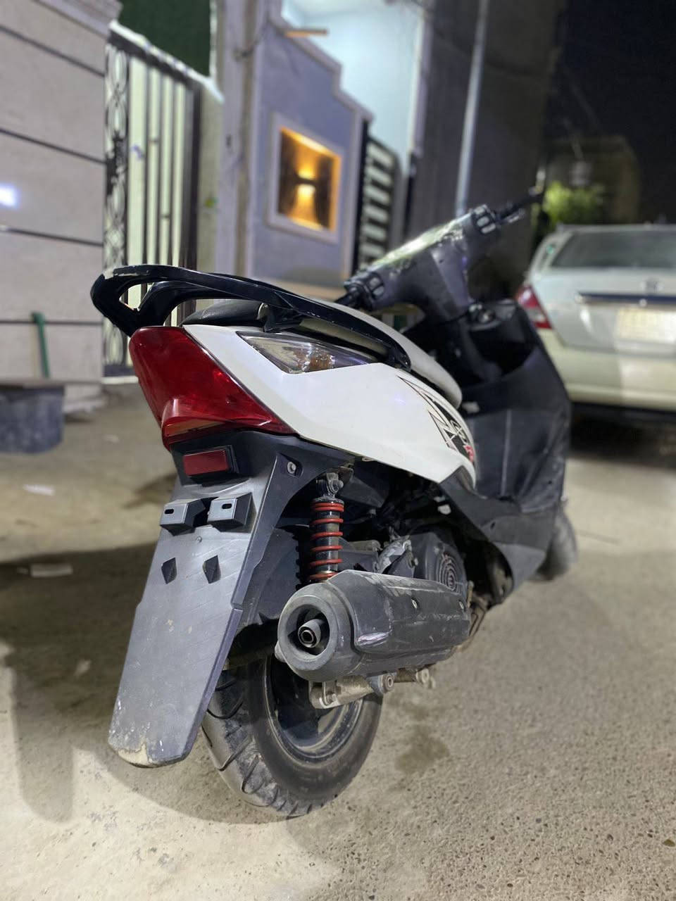 السلام عليكم دراجه ثعلب كابريتر دراجه نضيفه شلعه و معدل لايت عالي ناصي اشاير تايرات جدد شاهد الله دراجه ما متعوبه تجي تفحص و تطلع بيها و تجيك على راحتك و تاخذها مكينه خرسه ما تسمعلها صوت مكينه ناعمه و بيها الشلعه مال المكينه كلجات بلادي كفرات بلادي شاهد الله نضيفه و صار 4 أشهر نازله من الرمبه سعر الدراجه 750 للاستفسار واتساب ***********
