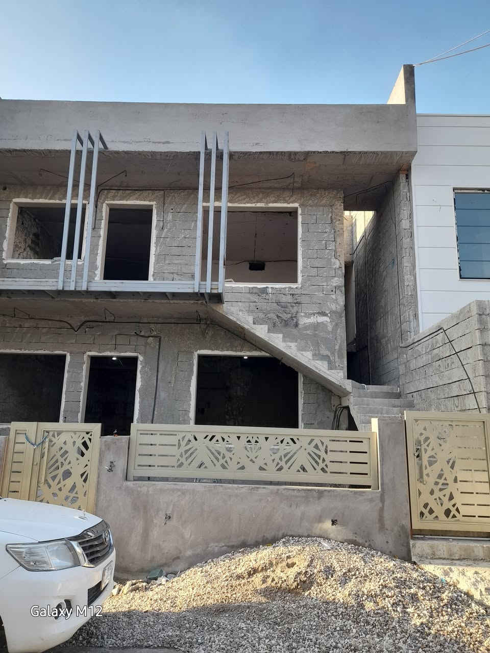 السلام وعليكم ورحمة الله وبركاته شلونكم عيوني أحبتي أصدقائي الأعزاء متابعي صفحة النسيم للعقار في السليمانية وسيط لبيع وشراء البيوت والشقق السكنية داخل المجمعات السكنية وخارجها  .. وسيط لبيع المحال والبنايات التجارية والأراضي التجارية  والزراعية  .. يوجد لدينا بيت هيكل متكون من ثلاث طوابق قيد الإنشاء كما موضح في الصور ..  البيت متكون من ٦ غ ف نوم  مساحة ٢٠٠م  باتجاه شروق الشمس  .. منطقة رزكاري السليمانية  .. للإستفسار اكثر يرجى الاتصال على الرقم .. ( *********** ) النسيم للعقار في السليمانية  .. صاحب الصفحة اكون ممنون لحضرتك توافق على منشوراتي  ربي يرزقك ويرزقنا..
